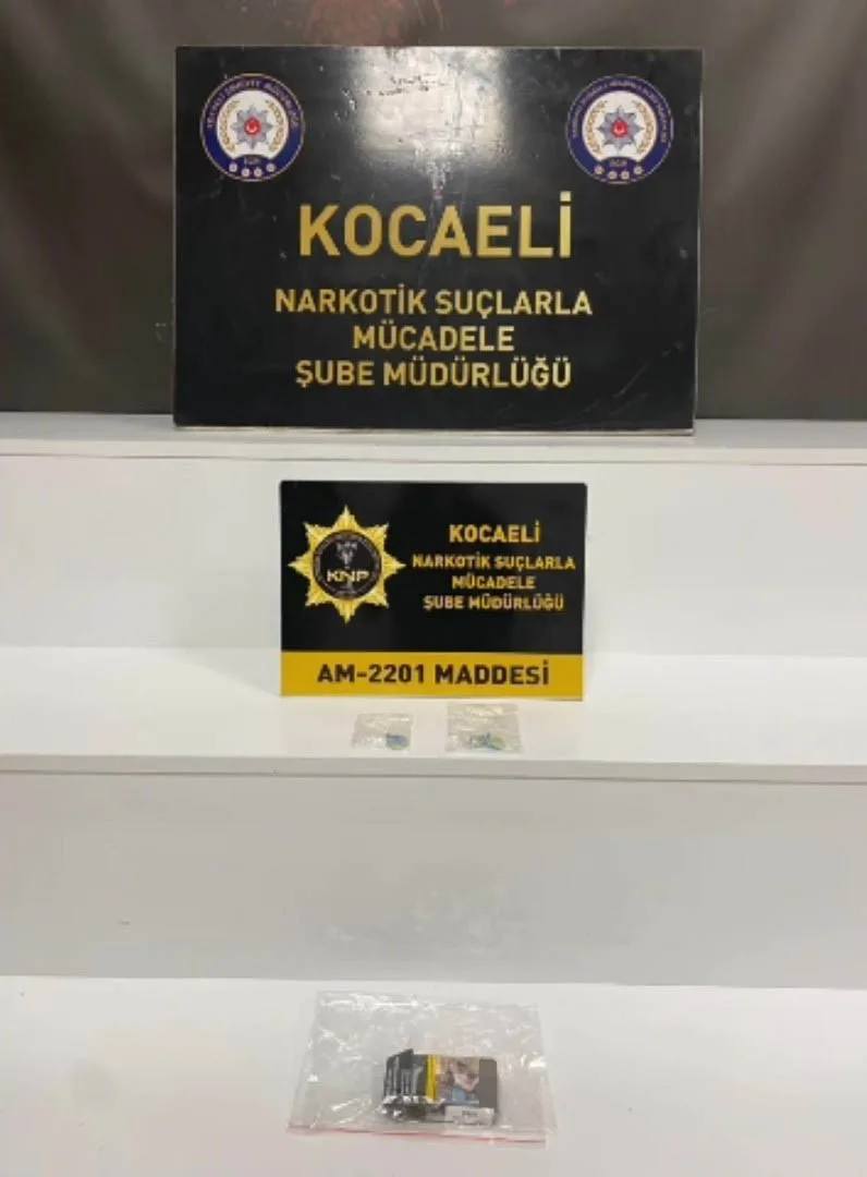 KOCAELİ’DE DÜZENLENEN UYUŞTURUCU OPERASYONUNDA 725 GRAM SKANK, 113 GRAM KOKAİN, YAKLAŞIK 300 GRAM SENTETİK KANNABİNOİD VE 450 ECSTASY ELE GEÇİRİLDİ.