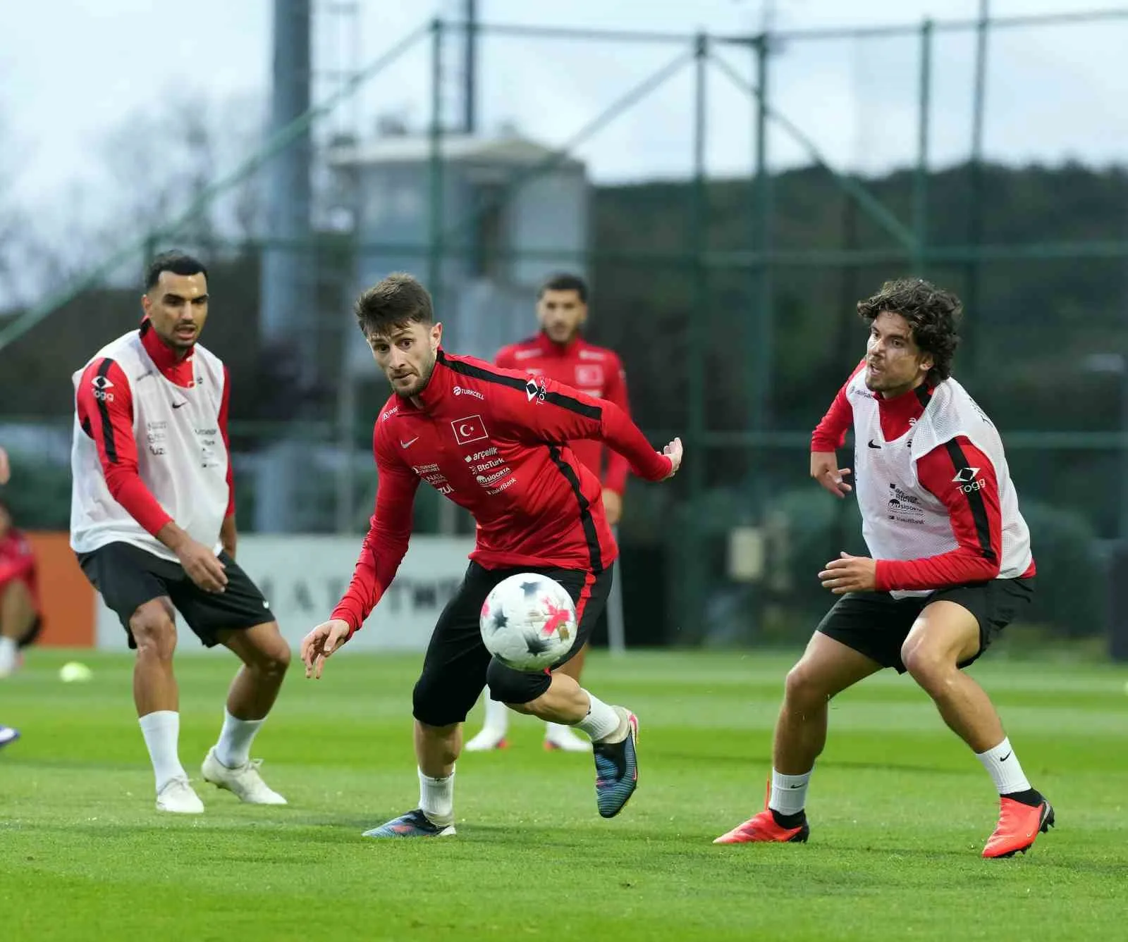 UEFA ULUSLAR A LİGİ 1. GRUP'TAKİ İLK MAÇINDA 25 EYLÜL CUMA GÜNÜ KOCAELİ'DE FRANSA İLE KARŞILAŞACAK A MİLLİ FUTBOL TAKIMI, MÜCADELENİN HAZIRLIKLARINI YAPTIĞI ANTRENMANLA SÜRDÜRDÜ.
