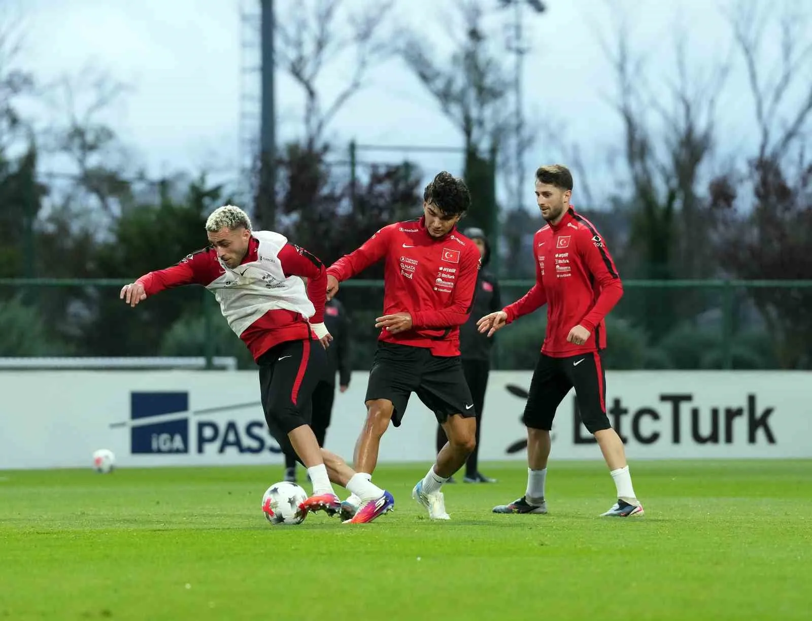 UEFA ULUSLAR A LİGİ 1. GRUP'TAKİ İLK MAÇINDA 25 EYLÜL CUMA GÜNÜ KOCAELİ'DE FRANSA İLE KARŞILAŞACAK A MİLLİ FUTBOL TAKIMI, MÜCADELENİN HAZIRLIKLARINI YAPTIĞI ANTRENMANLA SÜRDÜRDÜ.