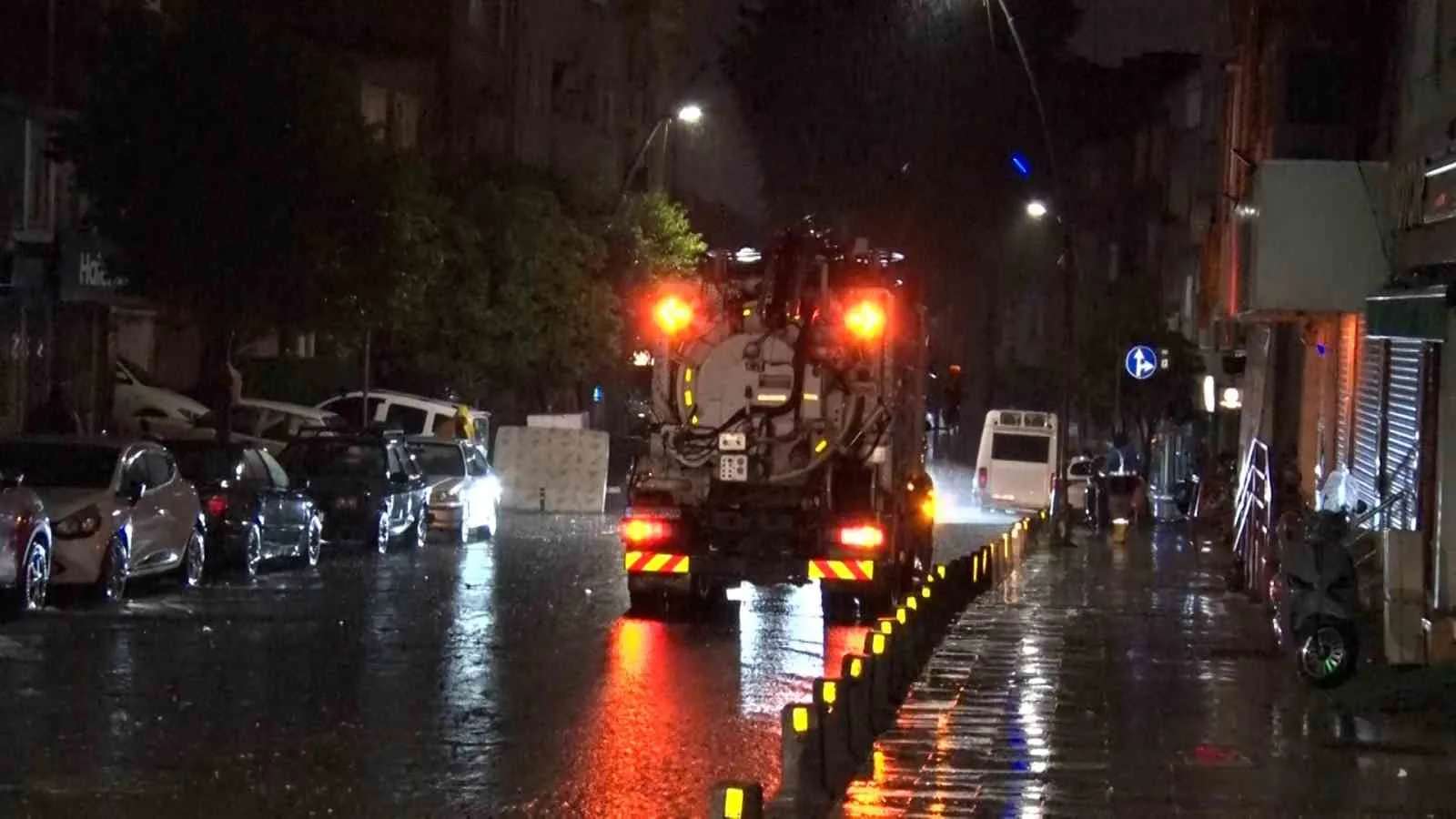 İSTANBUL’DA METEOROLOJİ GENEL MÜDÜRLÜĞÜNÜN UYARILARININ ARDINDAN AKŞAM SAATLERİNDEN İTİBAREN ETKİLİ OLAN YAĞIŞLA BİRLİKTE EYÜPSULTAN İLÇESİNDE CADDE VE SOKAKLAR GÖLE DÖNDÜ.