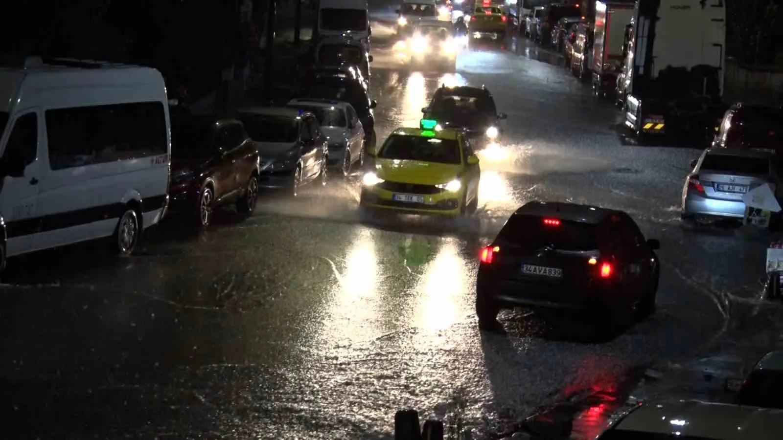 İSTANBUL’DA METEOROLOJİ GENEL MÜDÜRLÜĞÜNÜN UYARILARININ ARDINDAN AKŞAM SAATLERİNDEN İTİBAREN ETKİLİ OLAN YAĞIŞLA BİRLİKTE EYÜPSULTAN İLÇESİNDE CADDE VE SOKAKLAR GÖLE DÖNDÜ.