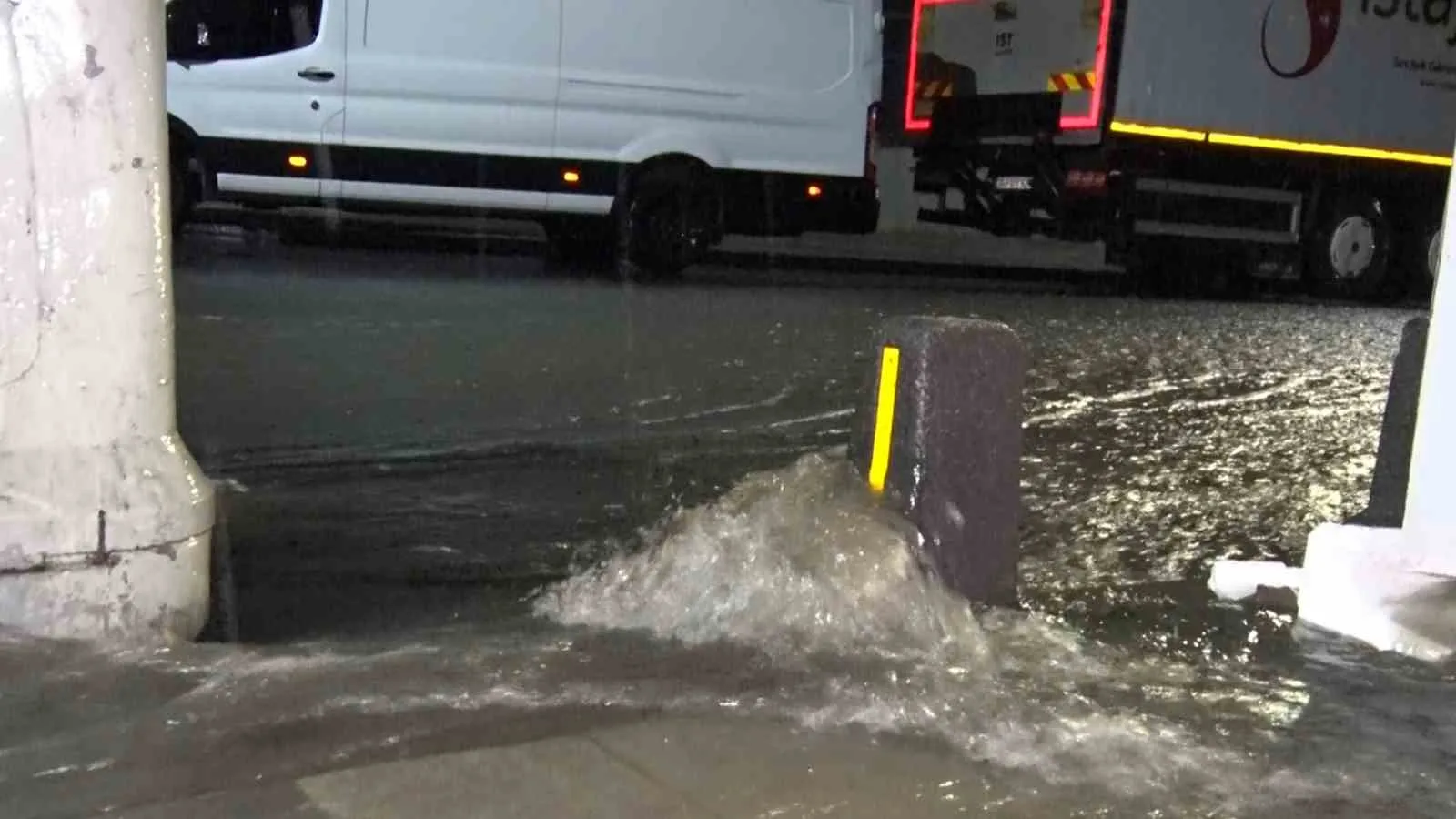 İSTANBUL’DA METEOROLOJİ GENEL MÜDÜRLÜĞÜNÜN UYARILARININ ARDINDAN AKŞAM SAATLERİNDEN İTİBAREN ETKİLİ OLAN YAĞIŞLA BİRLİKTE EYÜPSULTAN İLÇESİNDE CADDE VE SOKAKLAR GÖLE DÖNDÜ.