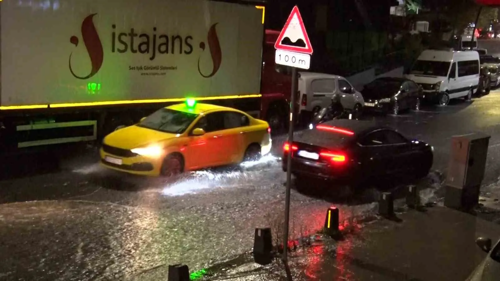 İSTANBUL’DA METEOROLOJİ GENEL MÜDÜRLÜĞÜNÜN UYARILARININ ARDINDAN AKŞAM SAATLERİNDEN İTİBAREN ETKİLİ OLAN YAĞIŞLA BİRLİKTE EYÜPSULTAN İLÇESİNDE CADDE VE SOKAKLAR GÖLE DÖNDÜ.