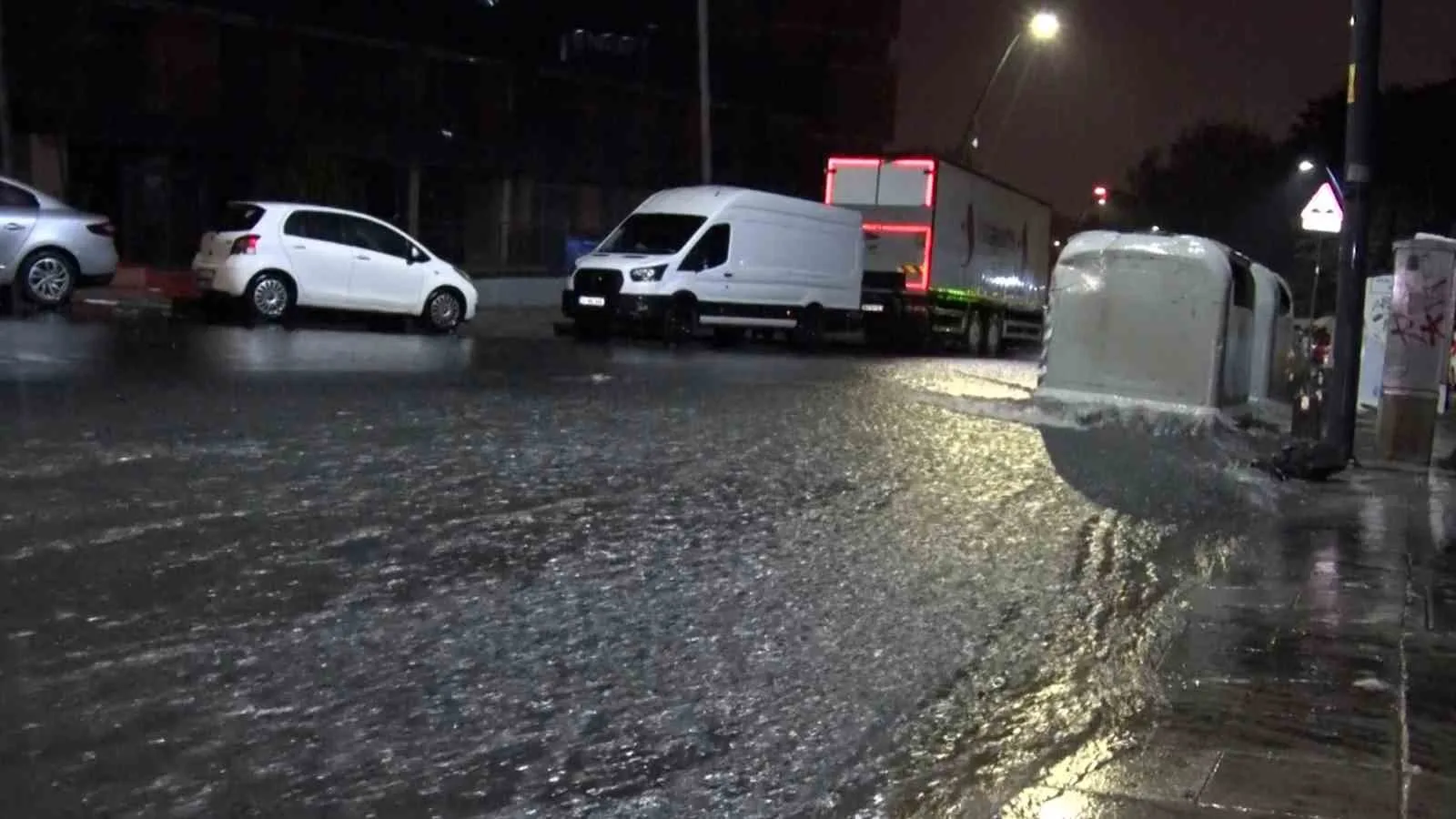 İSTANBUL’DA METEOROLOJİ GENEL MÜDÜRLÜĞÜNÜN UYARILARININ ARDINDAN AKŞAM SAATLERİNDEN İTİBAREN ETKİLİ OLAN YAĞIŞLA BİRLİKTE EYÜPSULTAN İLÇESİNDE CADDE VE SOKAKLAR GÖLE DÖNDÜ.