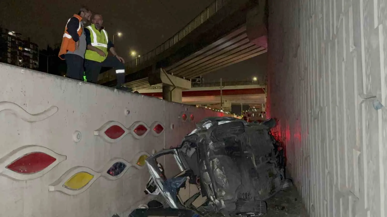 SAMSUN’UN İLKADIM İLÇESİNDE OTOMOBİLİN KAMYONETE ÇARPIP TAKLA ATARAK HURDAYA DÖNDÜĞÜ KAZADA  KAZADA 2 KİŞİ YARALANDI.