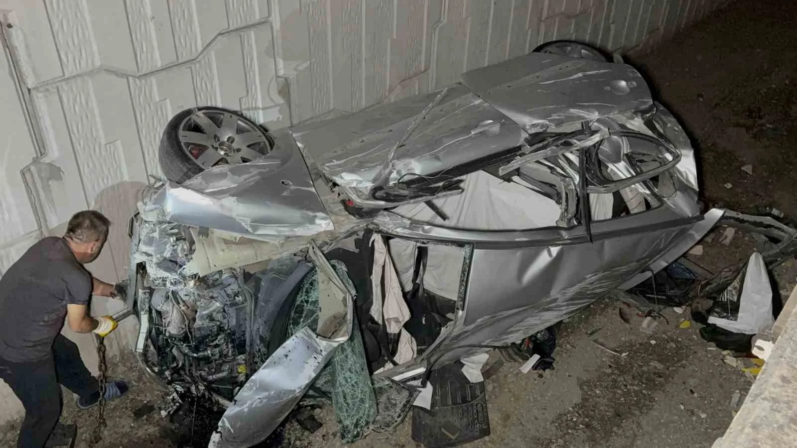 SAMSUN’UN İLKADIM İLÇESİNDE OTOMOBİLİN KAMYONETE ÇARPIP TAKLA ATARAK HURDAYA DÖNDÜĞÜ KAZADA  KAZADA 2 KİŞİ YARALANDI.