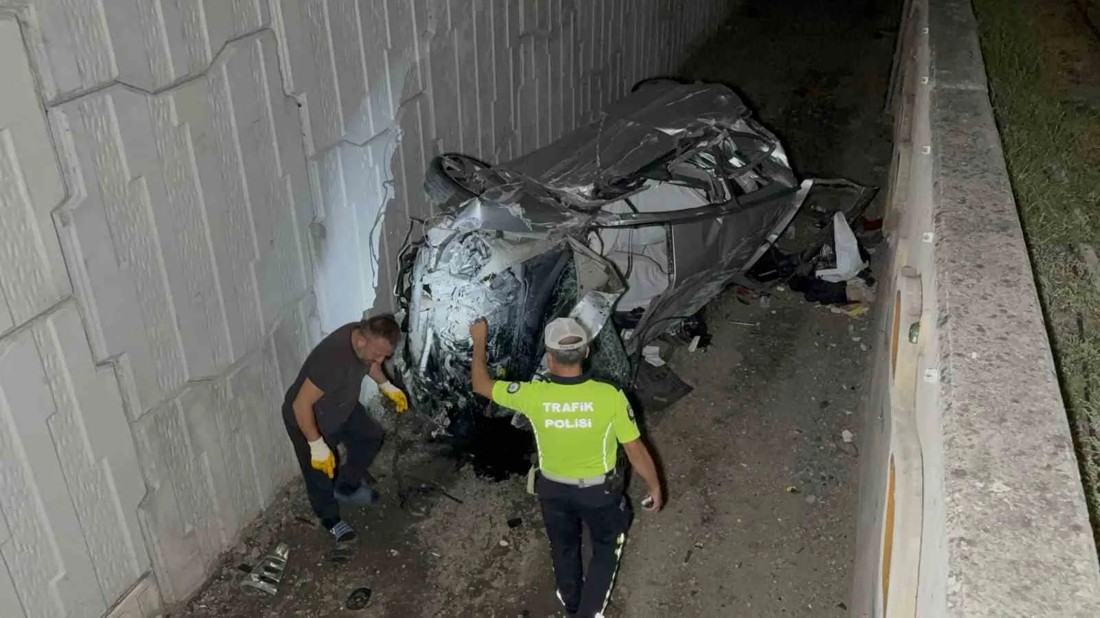 SAMSUN’UN İLKADIM İLÇESİNDE OTOMOBİLİN KAMYONETE ÇARPIP TAKLA ATARAK HURDAYA DÖNDÜĞÜ KAZADA  KAZADA 2 KİŞİ YARALANDI.