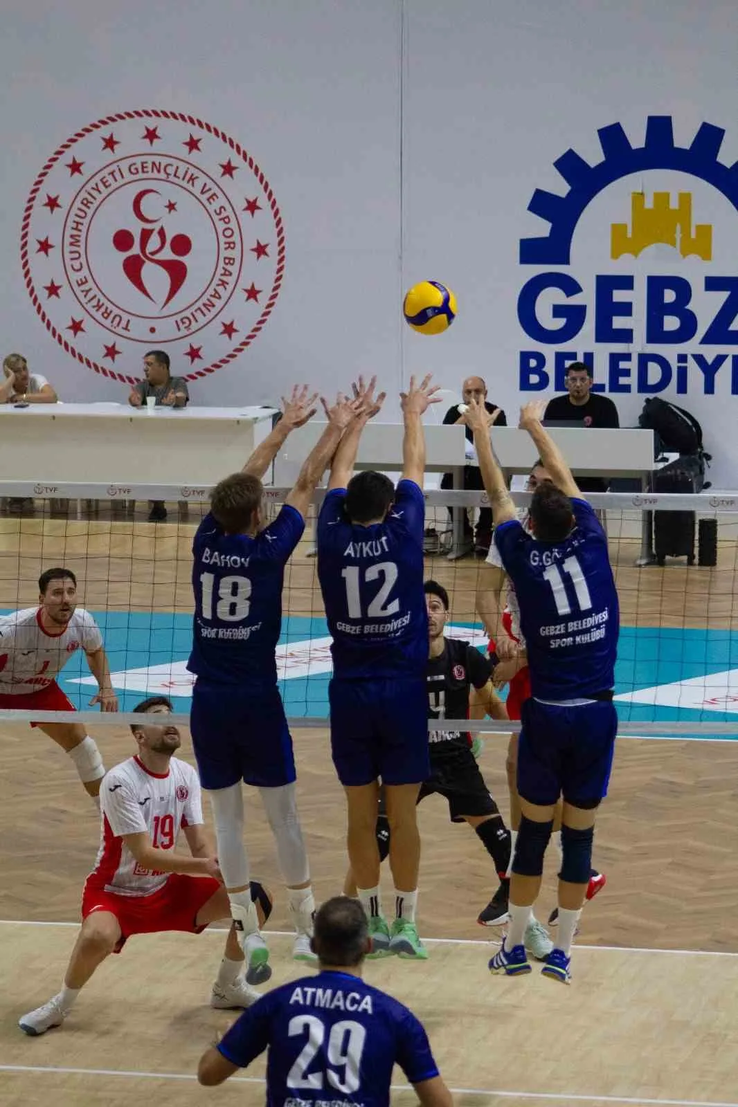 GEBZE BELEDİYESİ TARAFINDAN MERHUM BAŞKAN YARDIMCISI DURSUN ALİ ARSLAN ANISINA DÜZENLENEN VOLEYBOL TURNUVASININ İKİNCİ GÜN MAÇLARINDA GEBZE BELEDİYESPOR İLE İSTANBUL BÜYÜKŞEHİR BELEDİYESPOR RAKİPLERİNİ MAĞLUP ETTİ.