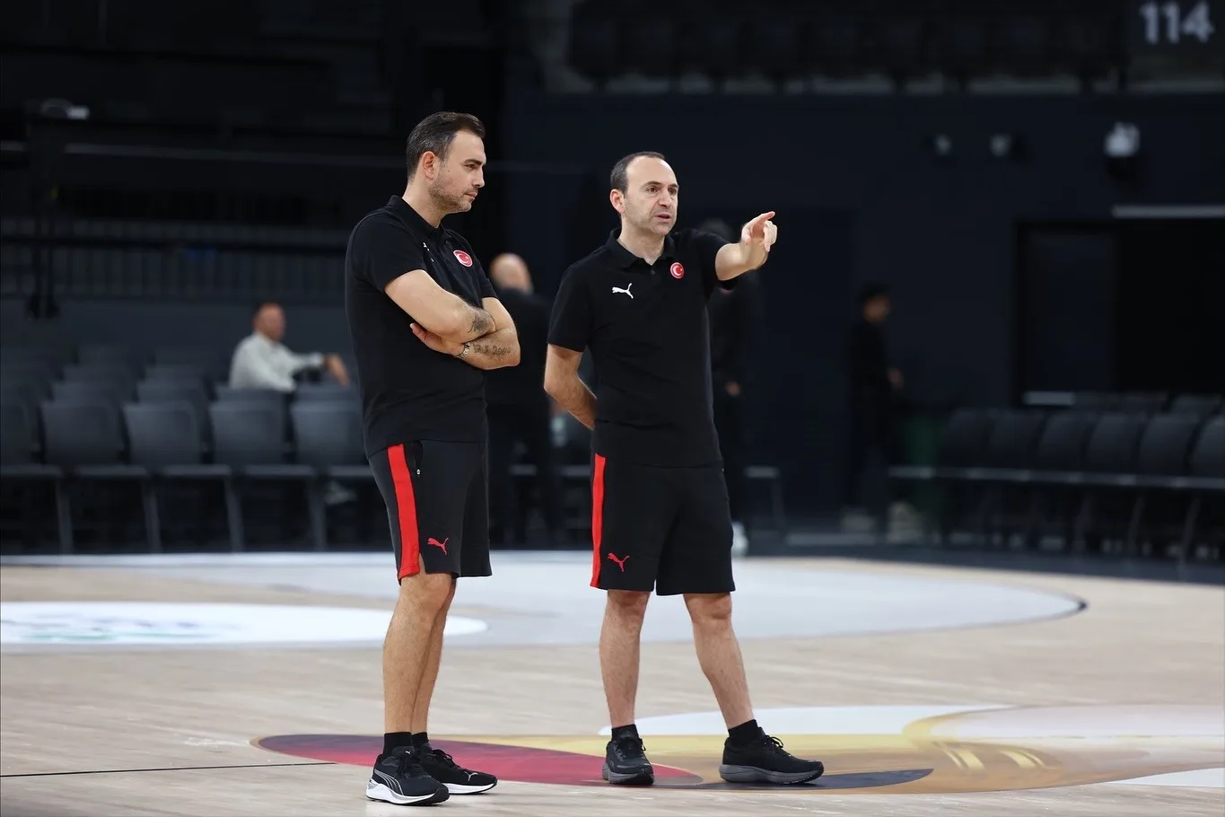 A MİLLİ ERKEK BASKETBOL TAKIMI YARDIMCI ANTRENÖRÜ ENDER ARSLAN, AY-YILDIZLI EKİBİN MEVCUT JENERASYONUNUN ÇOK DEĞERLİ OLDUĞUNA DİKKATİ ÇEKEREK, "BAZEN MADALYA ALIRSIN BAZEN ALAMAZSIN AMA İLK 8, İLK 4'LERDE BULUNMAK ZATEN UZUN VADEDE ÜST ÜSTE MADALYALARI DA GETİREN SÜREÇ OLUYOR. BİZİM ÖNÜMÜZDEKİ DÜNYA KUPASI'NDA DA HEDEFİMİZ YİNE TEPELERDE OLMAK" DEDİ.
