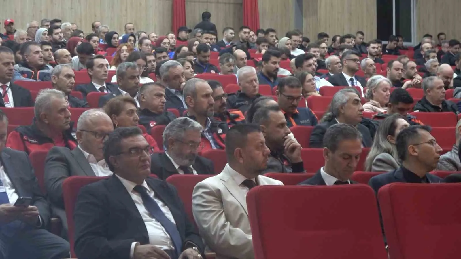 YALOVA’DA AFET RİSKLERİNİN AZALTILMASI AMACIYLA HAZIRLANAN İL AFET RİSK AZALTMA PLANI’NIN (İRAP) 2027-2031 DÖNEMİNE YÖNELİK ÇALIŞTAYI BAŞLADI
