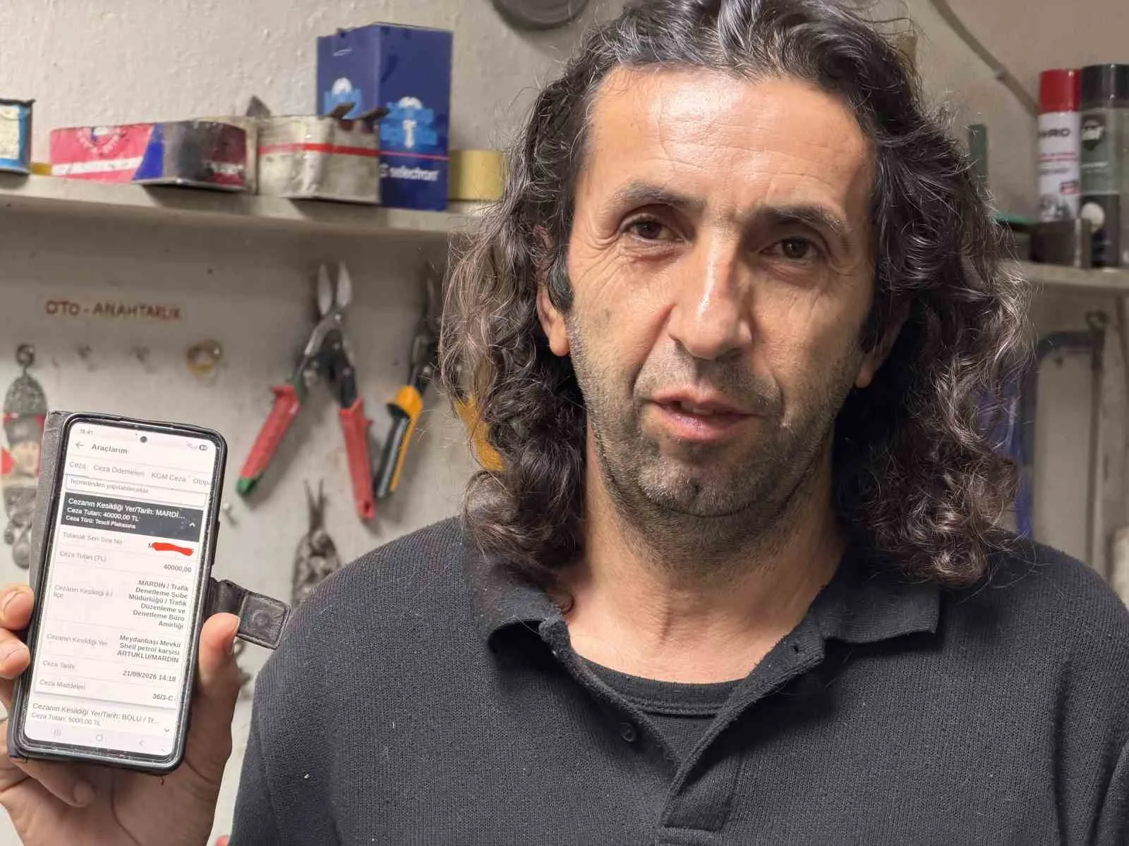 BOLU'DA YAŞAYAN 52 YAŞINDAKİ MUSTAFA BİNGÖL, ANKARA'DA ÜNİVERSİTE OKUYAN OĞLUNUN KULLANDIĞI ARACINA MARDİN'DEN GELEN 40 BİN LİRALIK TRAFİK CEZASIYLA HAYATININ ŞOKUNU YAŞADI.