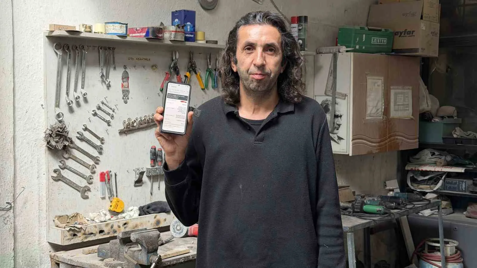 BOLU'DA YAŞAYAN 52 YAŞINDAKİ MUSTAFA BİNGÖL, ANKARA'DA ÜNİVERSİTE OKUYAN OĞLUNUN KULLANDIĞI ARACINA MARDİN'DEN GELEN 40 BİN LİRALIK TRAFİK CEZASIYLA HAYATININ ŞOKUNU YAŞADI.