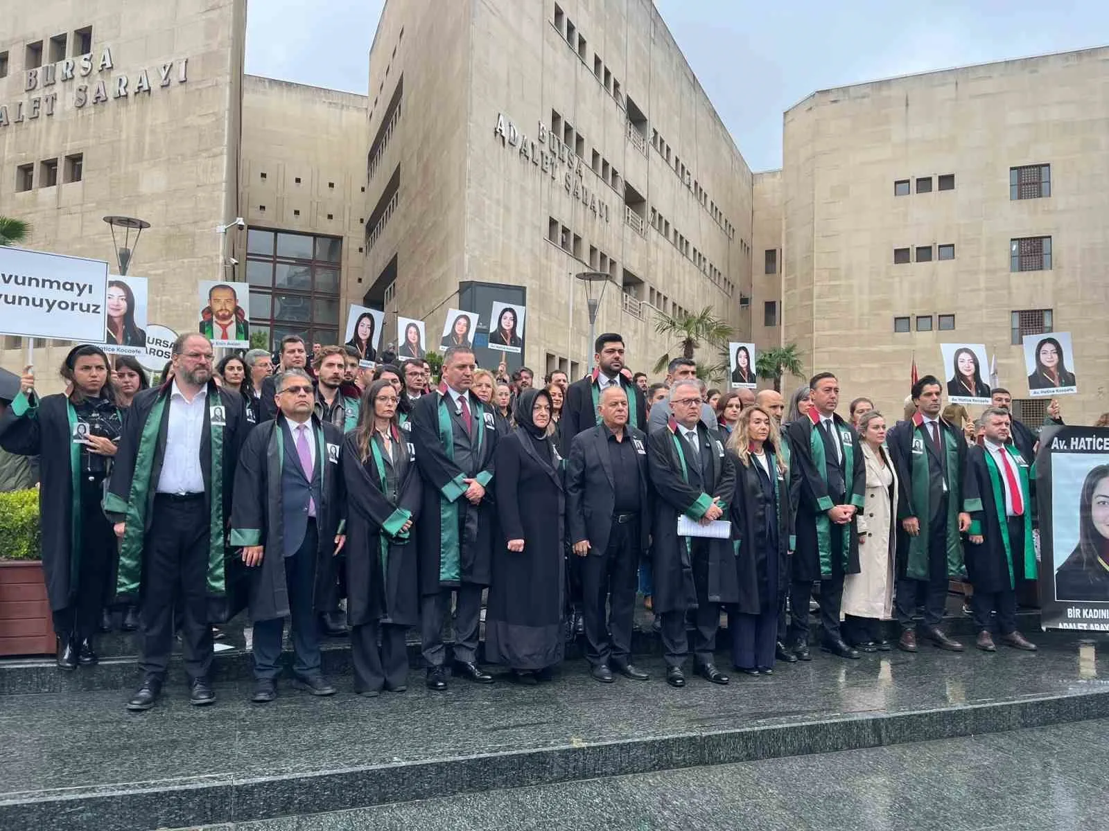 DURUŞMAYA, TÜRKİYE BAROLAR BİRLİĞİ BAŞKANI ERİNÇ SAĞKAN VE TBB YÖNETİCİLERİNİN YANI SIRA ÇOK SAYIDA BARONUN TEMSİLCİLERİ İLE AVUKATLAR KATILARAK KOCAEFE AİLESİ VE MESLEKTAŞLARINA DESTEK VERDİ. AVUKATLAR, DAVAYI YAKINDAN TAKİP EDECEKLERİNİ BELİRTTİ.