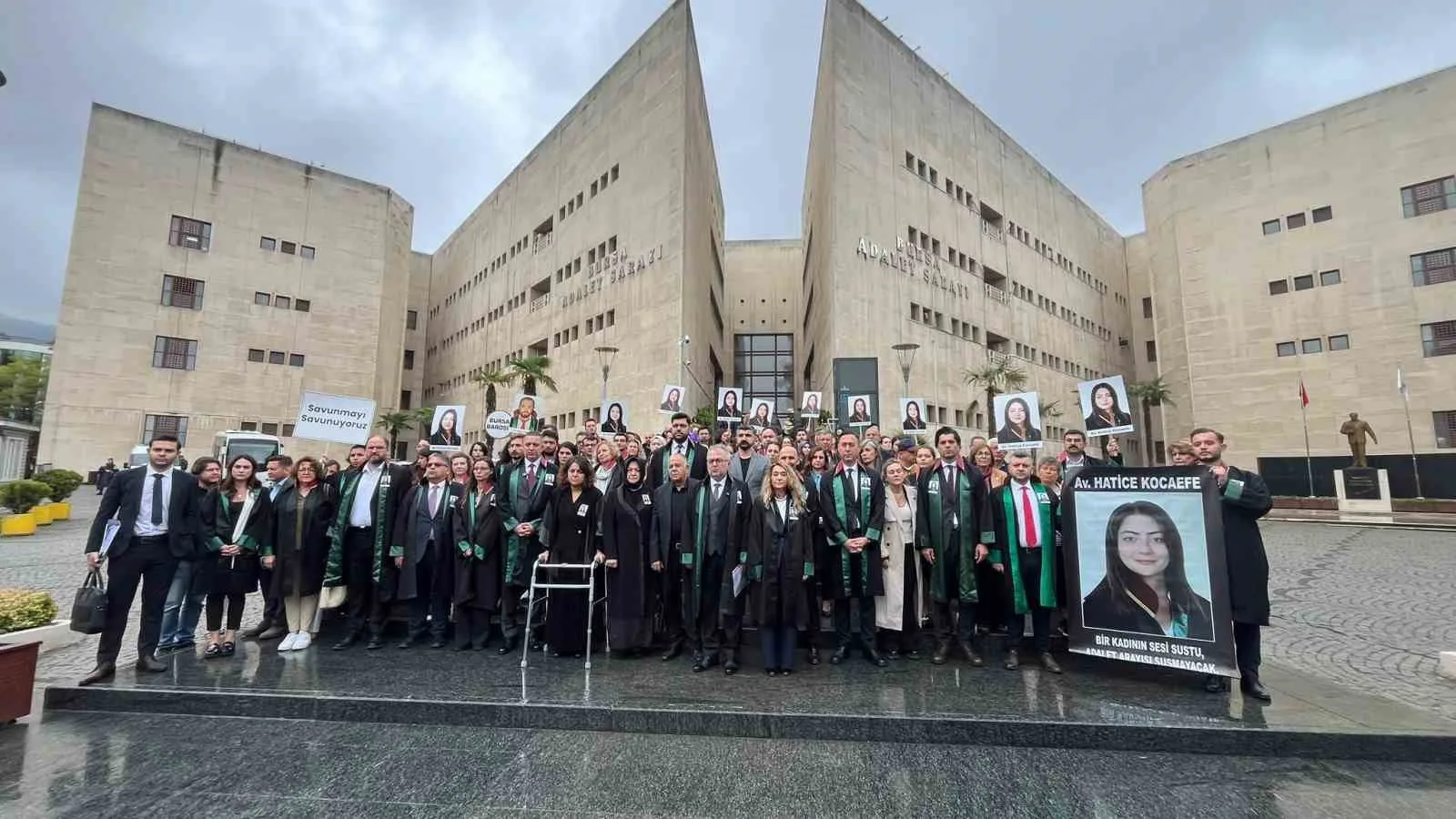 DURUŞMAYA, TÜRKİYE BAROLAR BİRLİĞİ BAŞKANI ERİNÇ SAĞKAN VE TBB YÖNETİCİLERİNİN YANI SIRA ÇOK SAYIDA BARONUN TEMSİLCİLERİ İLE AVUKATLAR KATILARAK KOCAEFE AİLESİ VE MESLEKTAŞLARINA DESTEK VERDİ. AVUKATLAR, DAVAYI YAKINDAN TAKİP EDECEKLERİNİ BELİRTTİ.