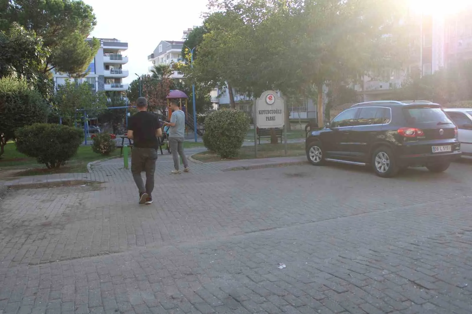 AYDIN'IN EFELER İLÇESİNDE BİR LİSENİN ÖNÜNDE ELİNDE POMPALI TÜFEKLE GEZEN 2 ŞÜPHELİNİN OLDUĞUNU FARK EDEN VATANDAŞLARIN İHBARI POLİS EKİPLERİNİ HAREKETE GEÇİRİRKEN, OLAY YERİNDEN KAÇAN ŞÜPHELİLER YAPILAN ÇALIŞMALAR SONUNDA KISA SÜREDE YAKALANDI.