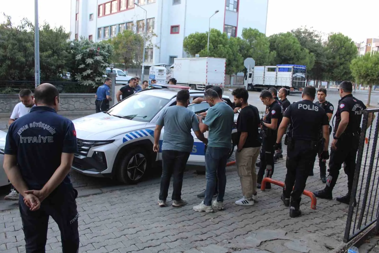 AYDIN'IN EFELER İLÇESİNDE BİR LİSENİN ÖNÜNDE ELİNDE POMPALI TÜFEKLE GEZEN 2 ŞÜPHELİNİN OLDUĞUNU FARK EDEN VATANDAŞLARIN İHBARI POLİS EKİPLERİNİ HAREKETE GEÇİRİRKEN, OLAY YERİNDEN KAÇAN ŞÜPHELİLER YAPILAN ÇALIŞMALAR SONUNDA KISA SÜREDE YAKALANDI.