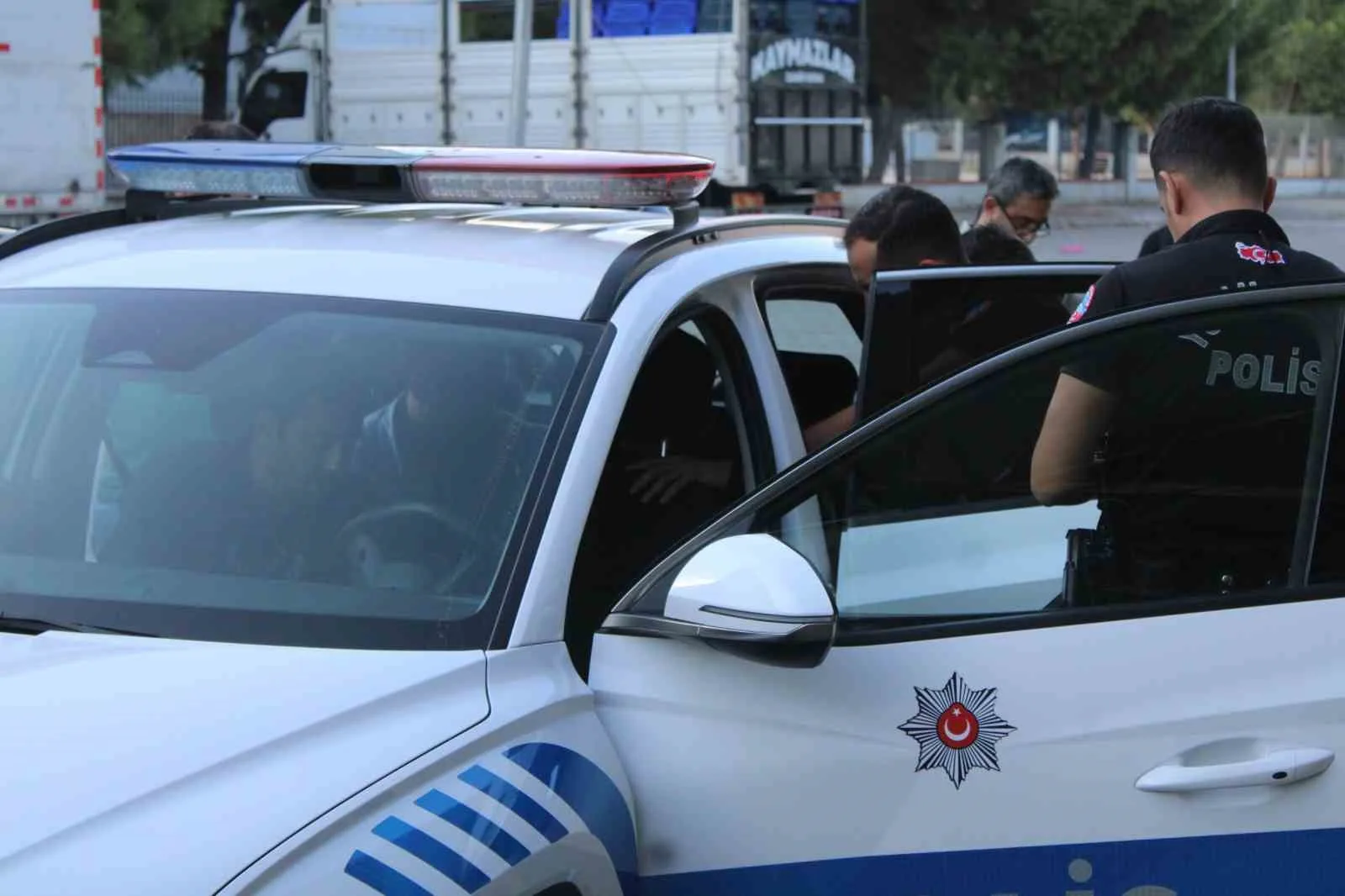 AYDIN'IN EFELER İLÇESİNDE BİR LİSENİN ÖNÜNDE ELİNDE POMPALI TÜFEKLE GEZEN 2 ŞÜPHELİNİN OLDUĞUNU FARK EDEN VATANDAŞLARIN İHBARI POLİS EKİPLERİNİ HAREKETE GEÇİRİRKEN, OLAY YERİNDEN KAÇAN ŞÜPHELİLER YAPILAN ÇALIŞMALAR SONUNDA KISA SÜREDE YAKALANDI.