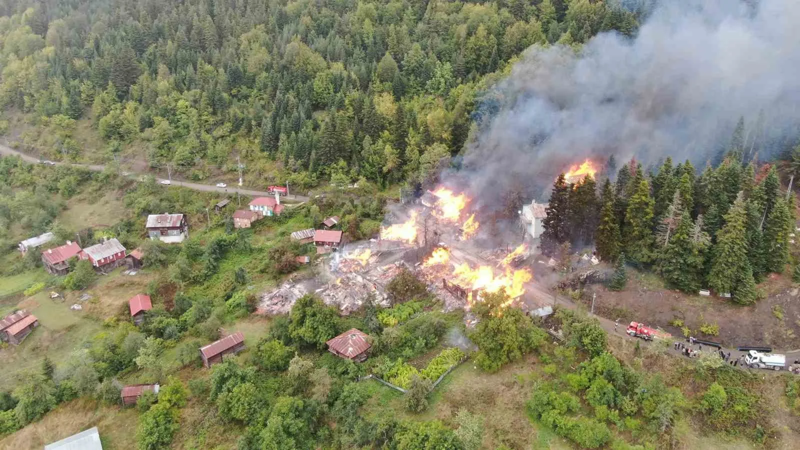 KASTAMONU’NUN İNEBOLU İLÇESİNE 11 EVİN YANDIĞI YANGINLA İLGİLİ İNEBOLU KAYMAKAMLIĞINDAN YAPILAN AÇIKLAMADA, VATANDAŞLARIN TÜM İHTİYAÇLARININ KARŞILANMASI İÇİN TÜM KURUMLARIN ARALIKSIZ ÇALIŞTIĞI BELİRTİLDİ.