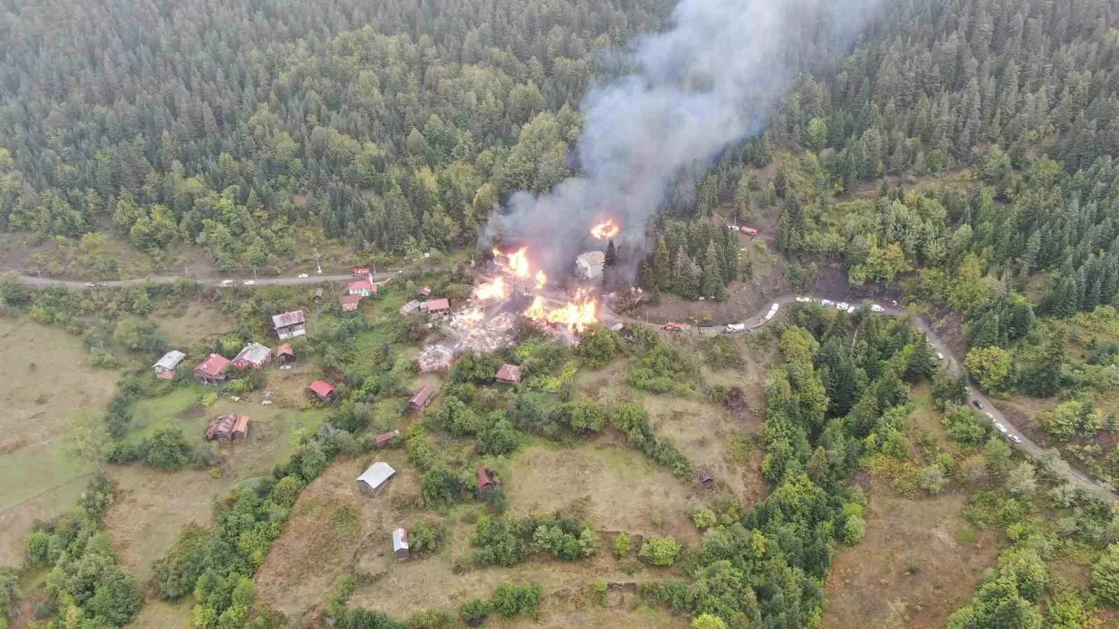 KASTAMONU’NUN İNEBOLU İLÇESİNE 11 EVİN YANDIĞI YANGINLA İLGİLİ İNEBOLU KAYMAKAMLIĞINDAN YAPILAN AÇIKLAMADA, VATANDAŞLARIN TÜM İHTİYAÇLARININ KARŞILANMASI İÇİN TÜM KURUMLARIN ARALIKSIZ ÇALIŞTIĞI BELİRTİLDİ.