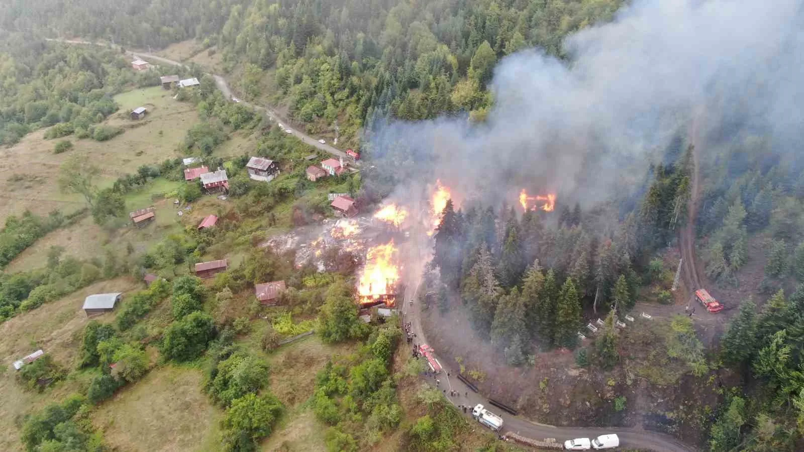 KASTAMONU’NUN İNEBOLU İLÇESİNE 11 EVİN YANDIĞI YANGINLA İLGİLİ İNEBOLU KAYMAKAMLIĞINDAN YAPILAN AÇIKLAMADA, VATANDAŞLARIN TÜM İHTİYAÇLARININ KARŞILANMASI İÇİN TÜM KURUMLARIN ARALIKSIZ ÇALIŞTIĞI BELİRTİLDİ.