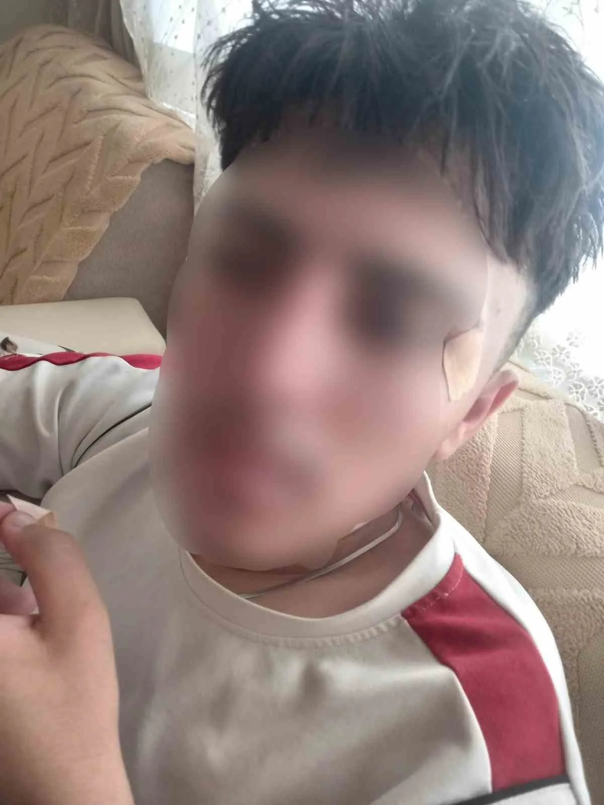 AFYONKARAHİSAR’DA ÇIRAKLIK EĞİTİM MERKEZİNDE EĞİTİM GÖREN 16 YAŞINDAKİ BİR ÇOCUK ARKADAŞLARI İLE TARTIŞTIĞI İDDİASIYLA OKUL ÖĞRETMENLERİNDEN BİRİSİNİN ODASINDA SURATINA KAFA ATMASI SONUCU BURNU KIRILARAK HASTANELİK OLDU.