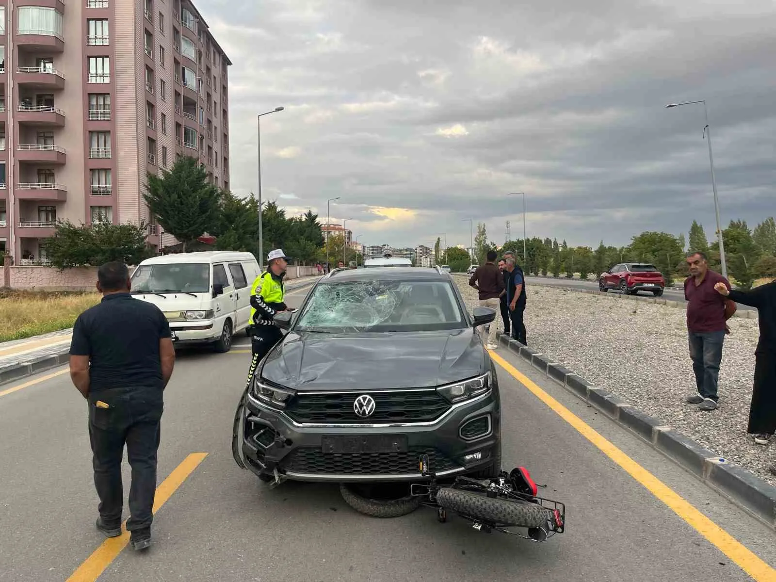 NİĞDE’DE AYNI İSTİKAMETTE SEYREDEN OTOMOBİL İLE ELEKTRİKLİ BİSİKLETİN ÇARPIŞTIĞI KAZADA 1 KİŞİ YARALANDI.