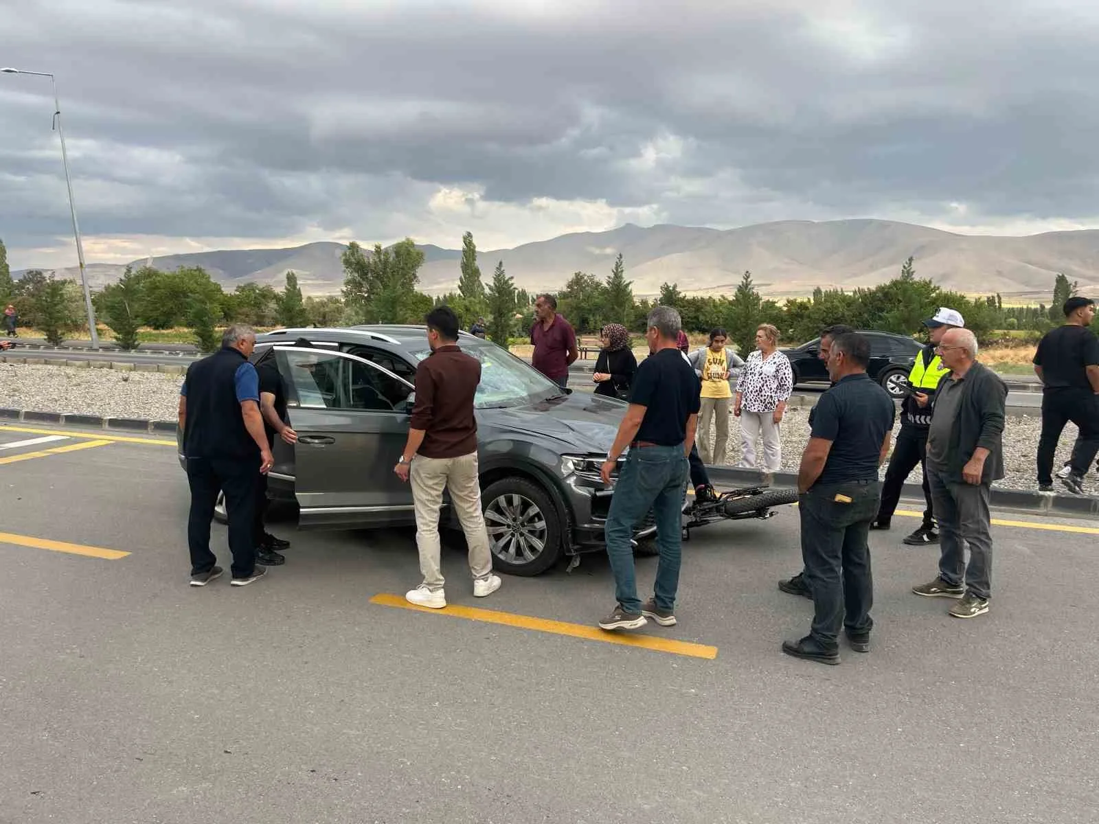 NİĞDE’DE AYNI İSTİKAMETTE SEYREDEN OTOMOBİL İLE ELEKTRİKLİ BİSİKLETİN ÇARPIŞTIĞI KAZADA 1 KİŞİ YARALANDI.