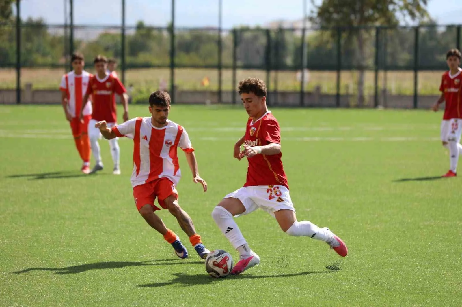 TFF U-19 GELİŞİM LİGİ 13. GRUPTA MÜCADELE EDEN KAYSERİSPOR LİGİN 1. HAFTASINDA SAHASINDA OYNADIĞI MAÇTA ADANASPOR’U 2-1 MAĞLUP EDEREK, SEZONA GALİBİYETLE BAŞLADI.