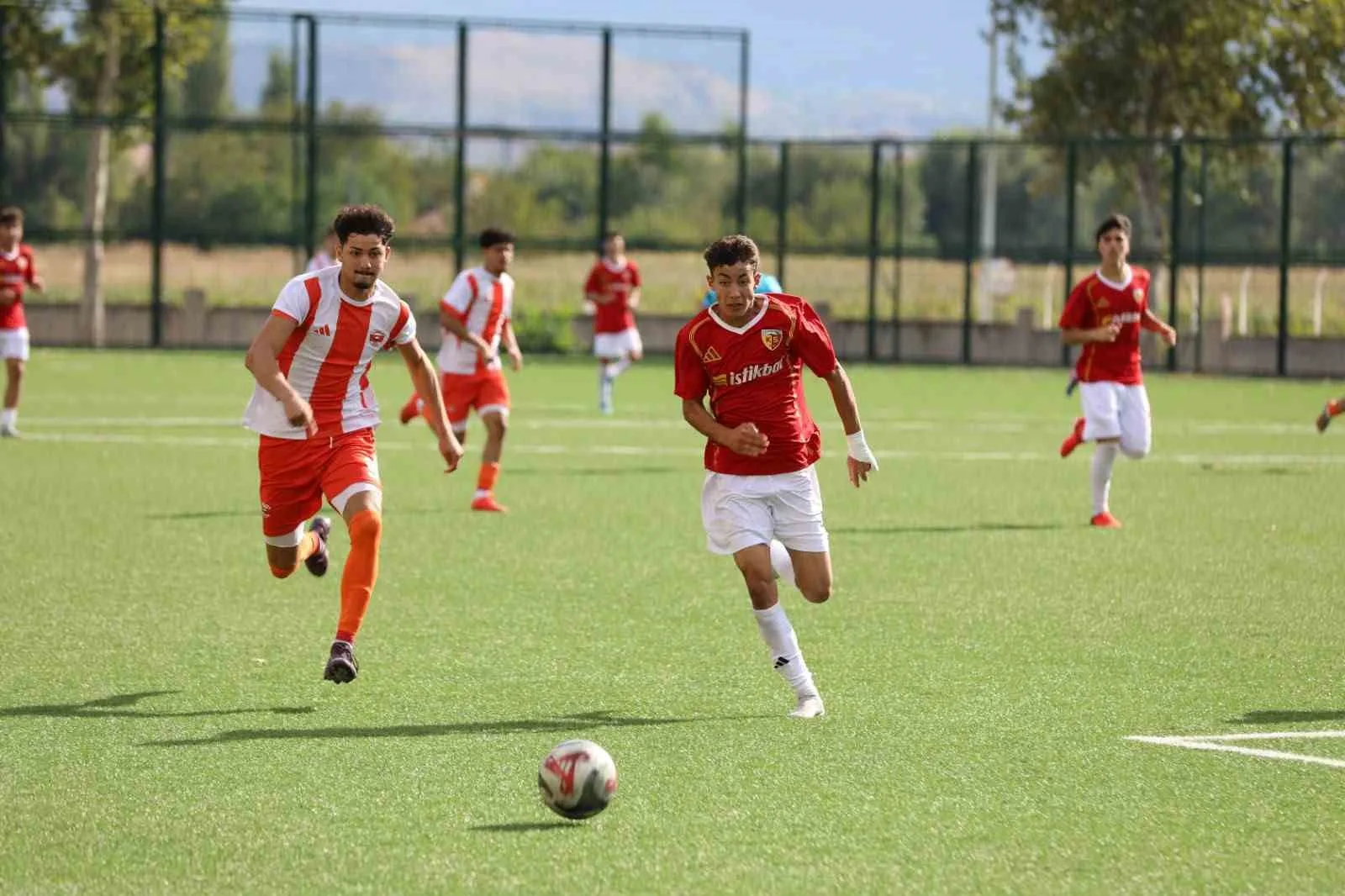 TFF U-19 GELİŞİM LİGİ 13. GRUPTA MÜCADELE EDEN KAYSERİSPOR LİGİN 1. HAFTASINDA SAHASINDA OYNADIĞI MAÇTA ADANASPOR’U 2-1 MAĞLUP EDEREK, SEZONA GALİBİYETLE BAŞLADI.