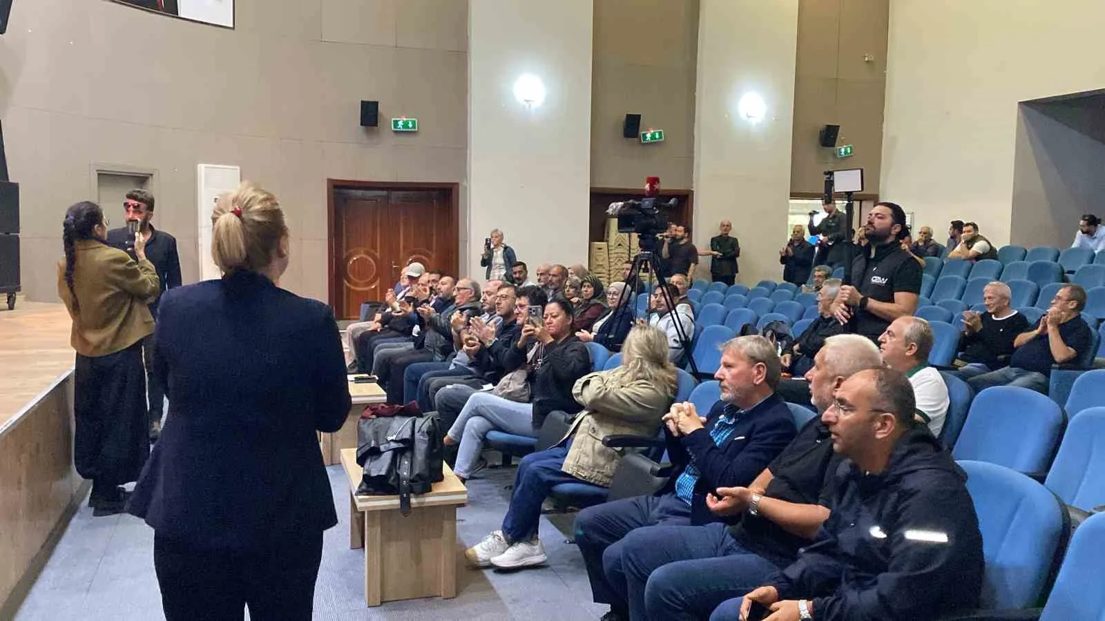 KOCAELİ'NİN KÖRFEZ İLÇESİNDE KURULMASI PLANLANAN SÜLFÜRİK ASİT TESİSİ İÇİN DÜZENLENEN ÇED HALKIN KATILIM TOPLANTISI, VATANDAŞLARIN YOĞUN PROTESTOLARI ALTINDA BAŞLADI.