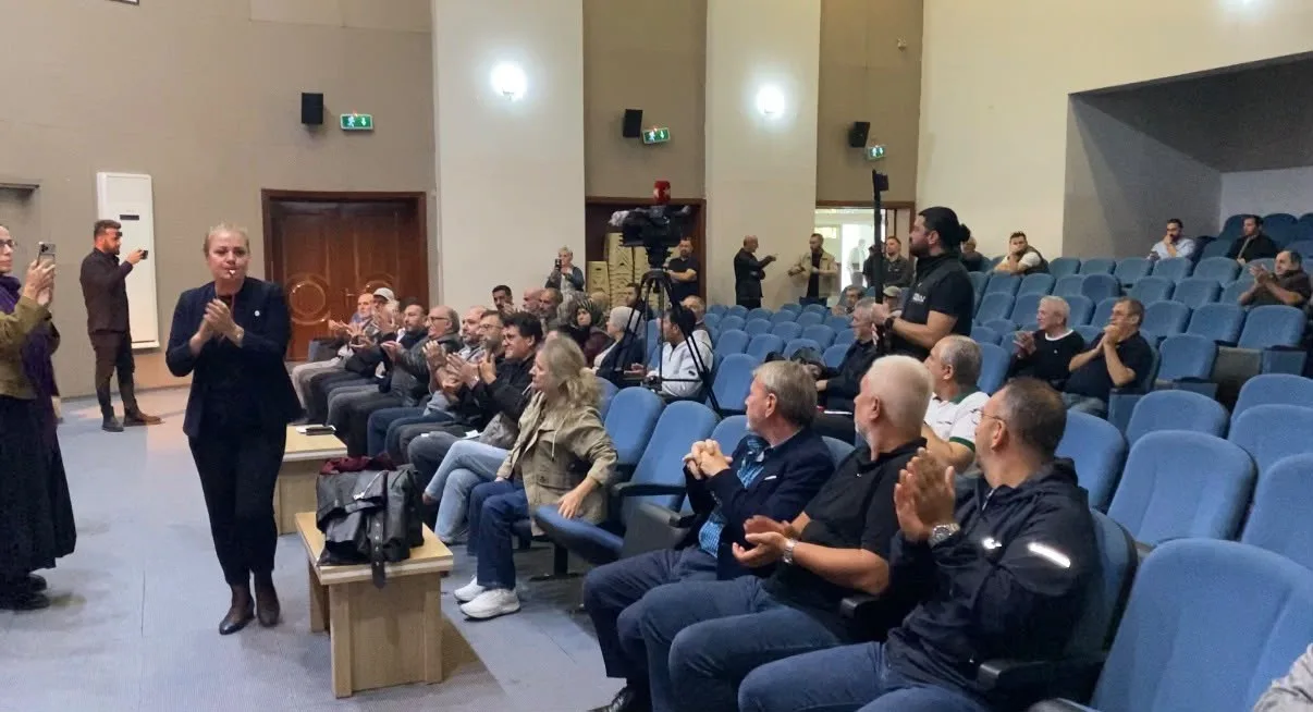 KOCAELİ'NİN KÖRFEZ İLÇESİNDE KURULMASI PLANLANAN SÜLFÜRİK ASİT TESİSİ İÇİN DÜZENLENEN ÇED HALKIN KATILIM TOPLANTISI, VATANDAŞLARIN YOĞUN PROTESTOLARI ALTINDA BAŞLADI.