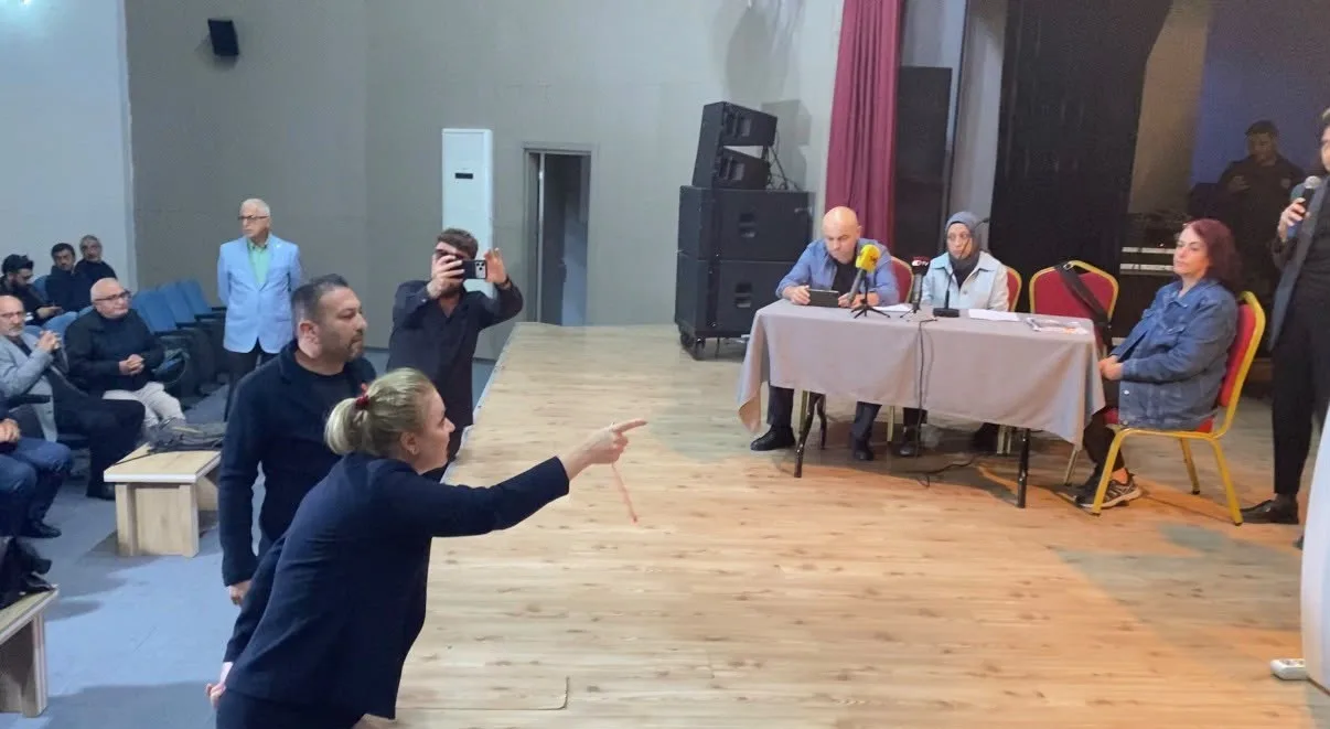 KOCAELİ'NİN KÖRFEZ İLÇESİNDE KURULMASI PLANLANAN SÜLFÜRİK ASİT TESİSİ İÇİN DÜZENLENEN ÇED HALKIN KATILIM TOPLANTISI, VATANDAŞLARIN YOĞUN PROTESTOLARI ALTINDA BAŞLADI.
