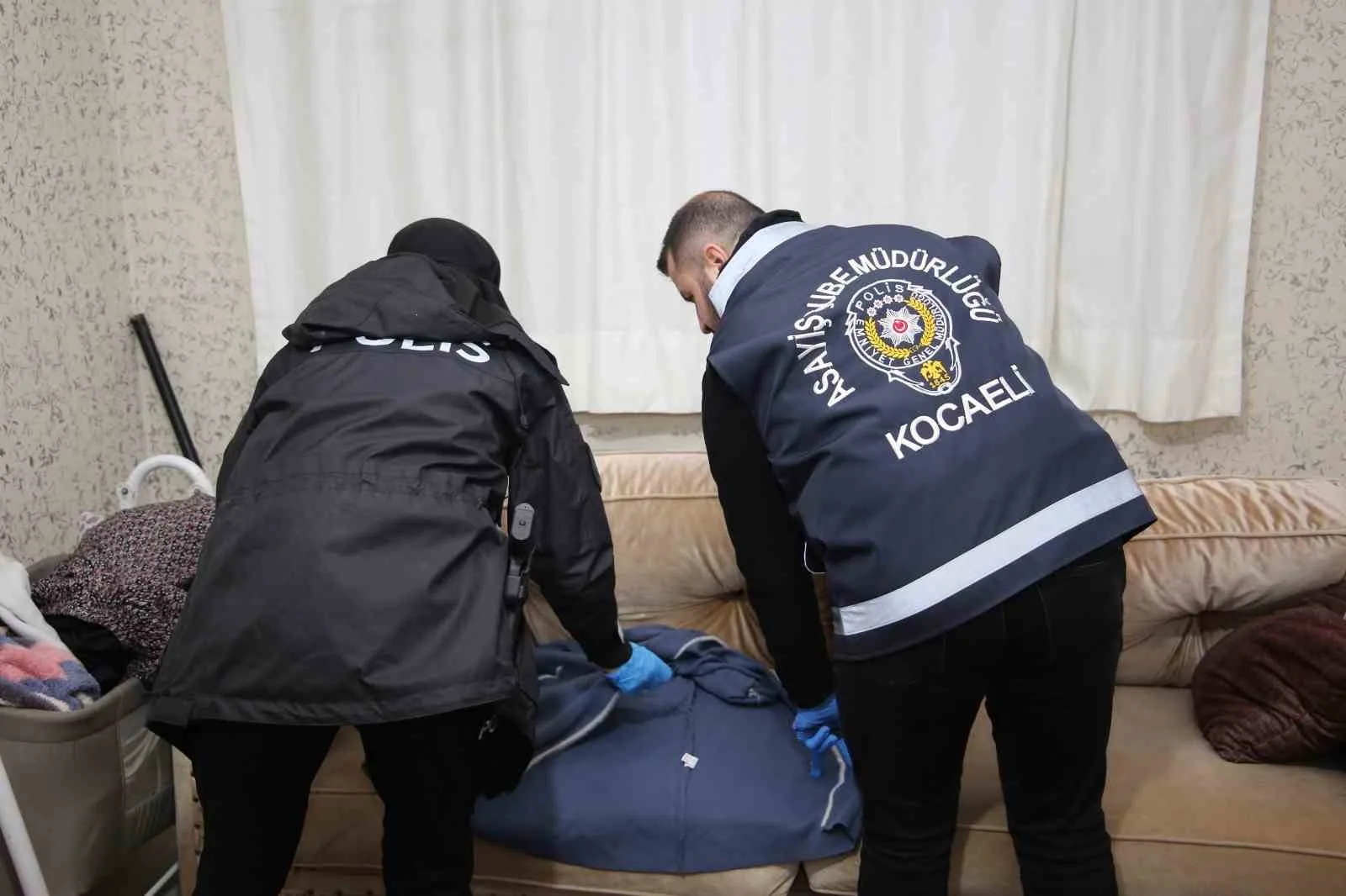 KOCAELİ'DE POLİS EKİPLERİ ÇEŞİTLİ SUÇLARDAN ARANAN 54 ŞÜPHELİYİ YAKALADI.