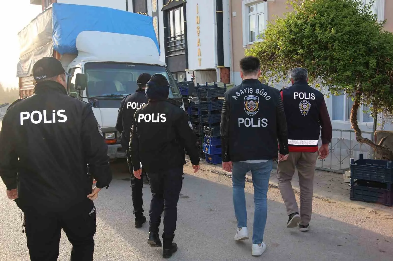 KOCAELİ'DE POLİS EKİPLERİ ÇEŞİTLİ SUÇLARDAN ARANAN 54 ŞÜPHELİYİ YAKALADI.