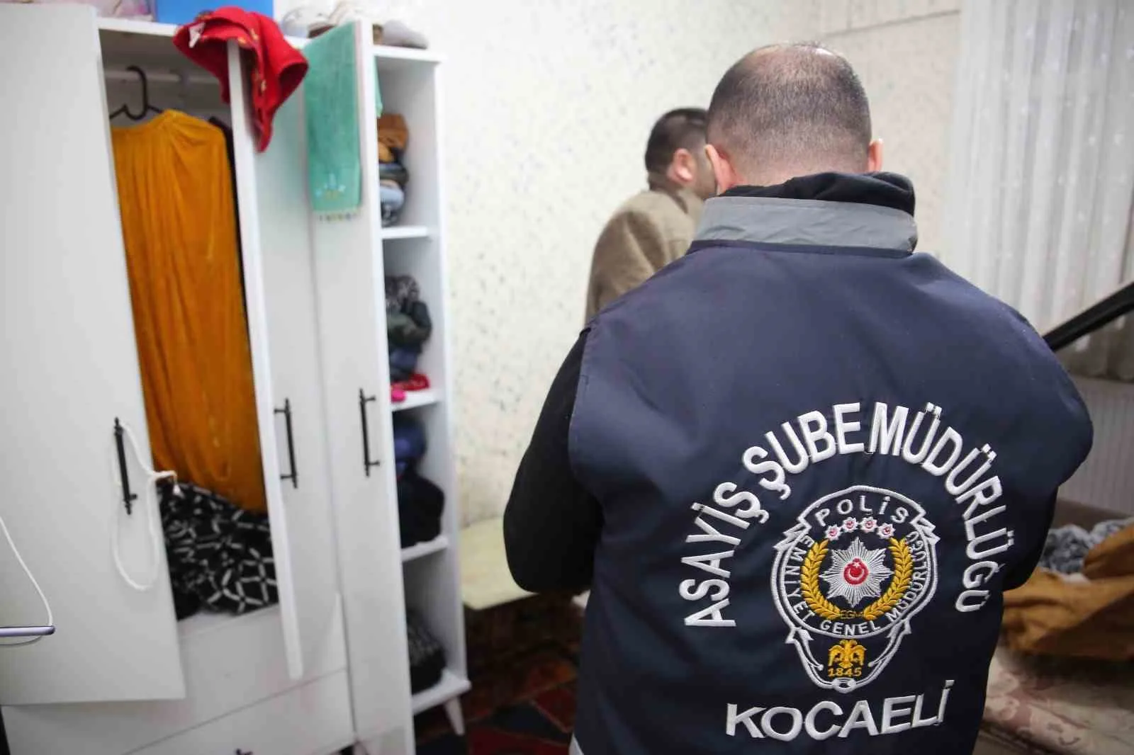 KOCAELİ'DE POLİS EKİPLERİ ÇEŞİTLİ SUÇLARDAN ARANAN 54 ŞÜPHELİYİ YAKALADI.