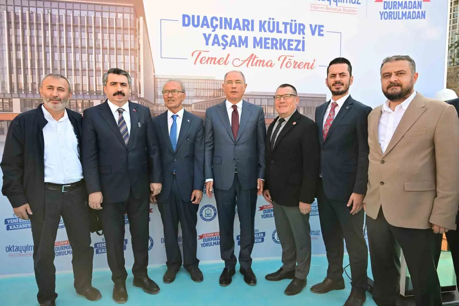 YILDIRIM BELEDİYESİ, KENTİN SOSYAL VE KÜLTÜREL YAŞAMINA DEĞER KATACAK ÖNEMLİ BİR PROJEYİ DAHA HAYATA GEÇİRİYOR. TEMELİ ATILAN DUAÇINARI KÜLTÜR VE YAŞAM MERKEZİ, MODERN YAPISI VE ÇOK YÖNLÜ KULLANIM ALANLARIYLA BURSALILARIN YENİ BULUŞMA NOKTASI OLACAK.