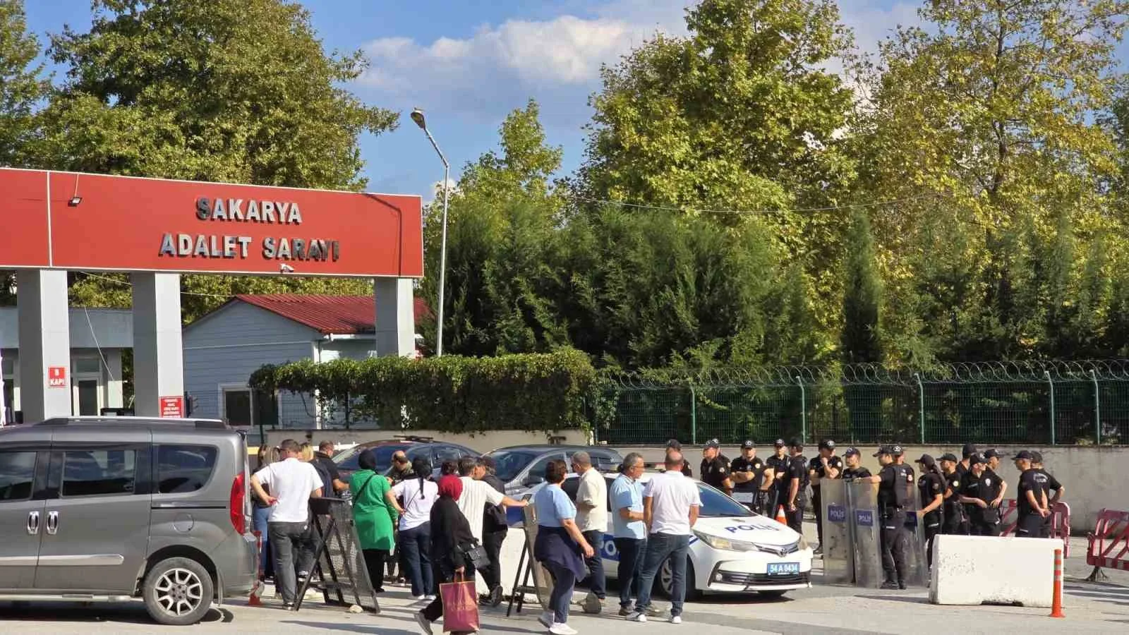 DURUŞMA SONRASI BAHÇEDE KARŞILAŞAN TARAFLAR ARASINDA ÇIKAN TARTIŞMA KAVGAYA DÖNÜŞTÜ. BÖLGEYE SEVK EDİLEN POLİS EKİPLERİ, TARAFLARI GÜÇLÜKLE SAKİNLEŞTİREREK, BÖLGEDEN UZAKLAŞTIRDI.