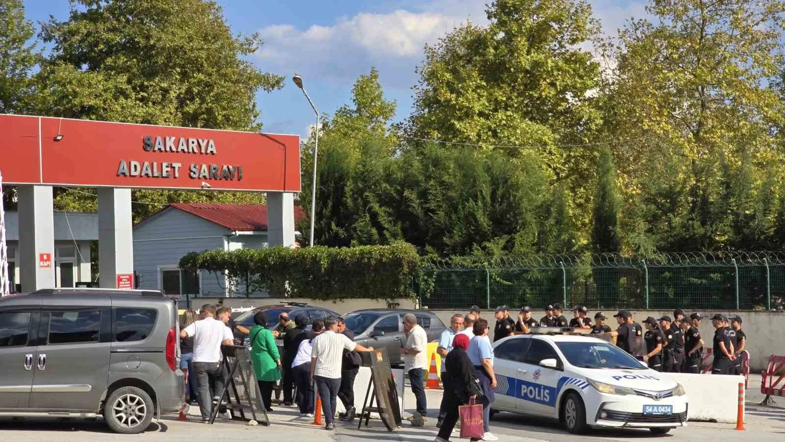 DURUŞMA SONRASI BAHÇEDE KARŞILAŞAN TARAFLAR ARASINDA ÇIKAN TARTIŞMA KAVGAYA DÖNÜŞTÜ. BÖLGEYE SEVK EDİLEN POLİS EKİPLERİ, TARAFLARI GÜÇLÜKLE SAKİNLEŞTİREREK, BÖLGEDEN UZAKLAŞTIRDI.