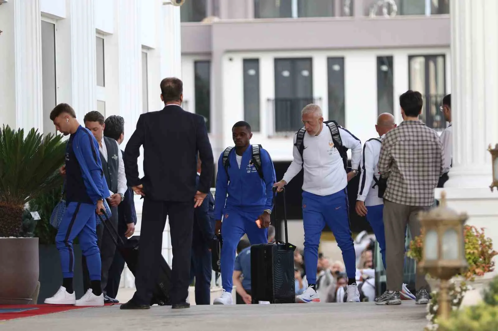 A MİLLİ FUTBOL TAKIMI'NIN, UEFA ULUSLAR A LİGİ 1. GRUP'TAKİ İLK MAÇINDA YARIN KARŞILAŞACAĞI FRANSA, YOĞUN GÜVENLİK ÖNLEMLERİ ALTINDA KOCAELİ'YE GELDİ.