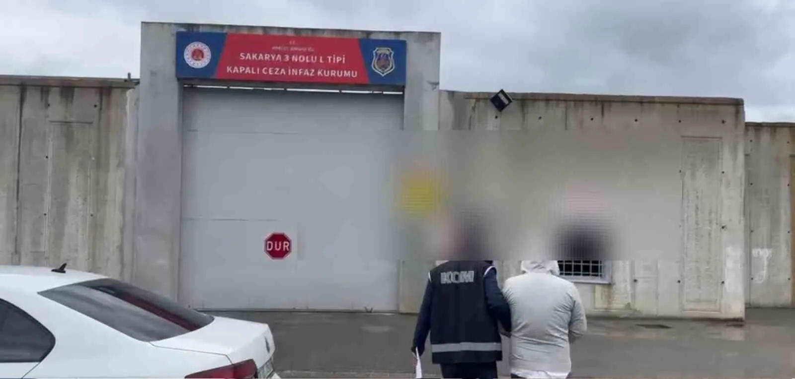 İŞ İNSANLARI VE ESNAFLARA YÖNELİK EL BOMBALI VE MOLOTOFLU 21 AYRI EYLEM HAZIRLIĞINDAKİ 3 ÖRGÜT MENSUBU YAKALANDI. KOD İSİMLERİYLE FAALİYET YÜRÜTEN  3 ŞÜPHELİ, SEVK EDİLDİKLERİ ADLİ MAKAMLARCA TUTUKLANARAK CEZAEVİNE GÖNDERİLDİ.