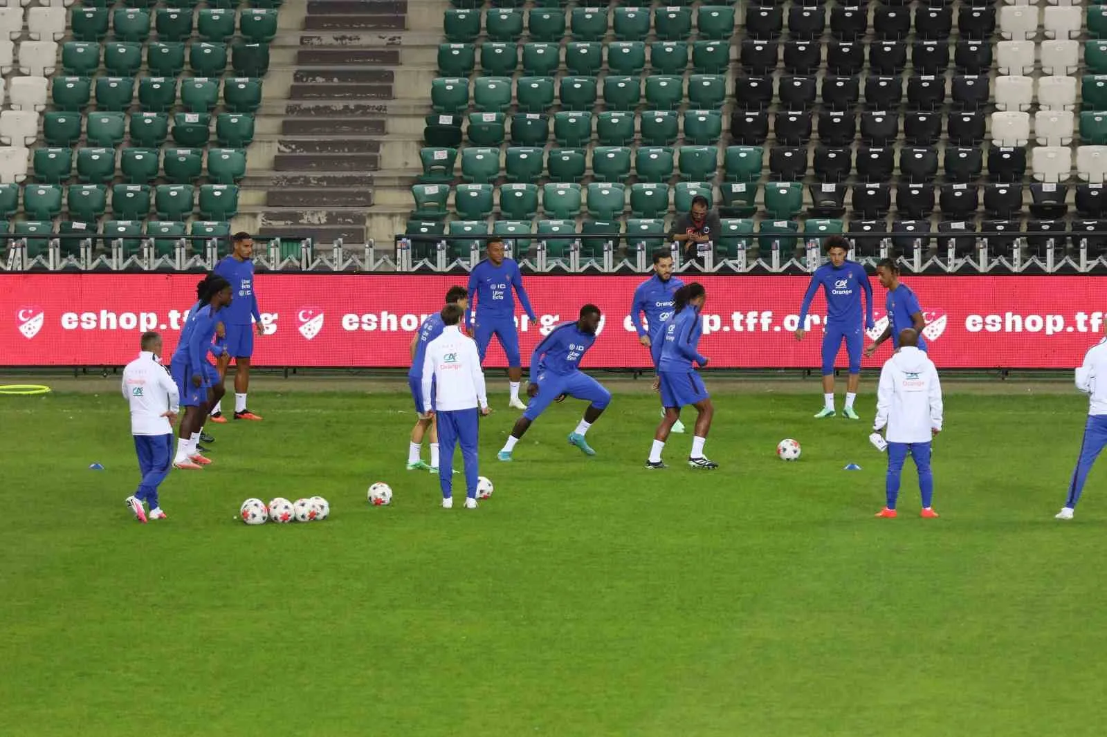 UEFA ULUSLAR A LİGİ 1. GRUP İLK MAÇINDA YARIN A MİLLİ FUTBOL TAKIMI İLE KARŞILAŞACAK FRANSA MİLLİ TAKIMI, MAÇ ÖNCESİ SON ANTRENMANINI KOCAELİ STADYUMU'NDA GERÇEKLEŞTİRDİ.