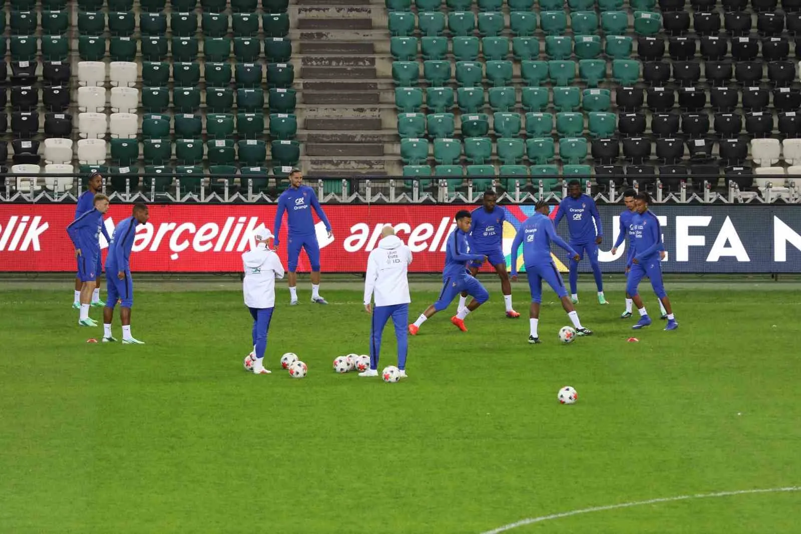 UEFA ULUSLAR A LİGİ 1. GRUP İLK MAÇINDA YARIN A MİLLİ FUTBOL TAKIMI İLE KARŞILAŞACAK FRANSA MİLLİ TAKIMI, MAÇ ÖNCESİ SON ANTRENMANINI KOCAELİ STADYUMU'NDA GERÇEKLEŞTİRDİ.