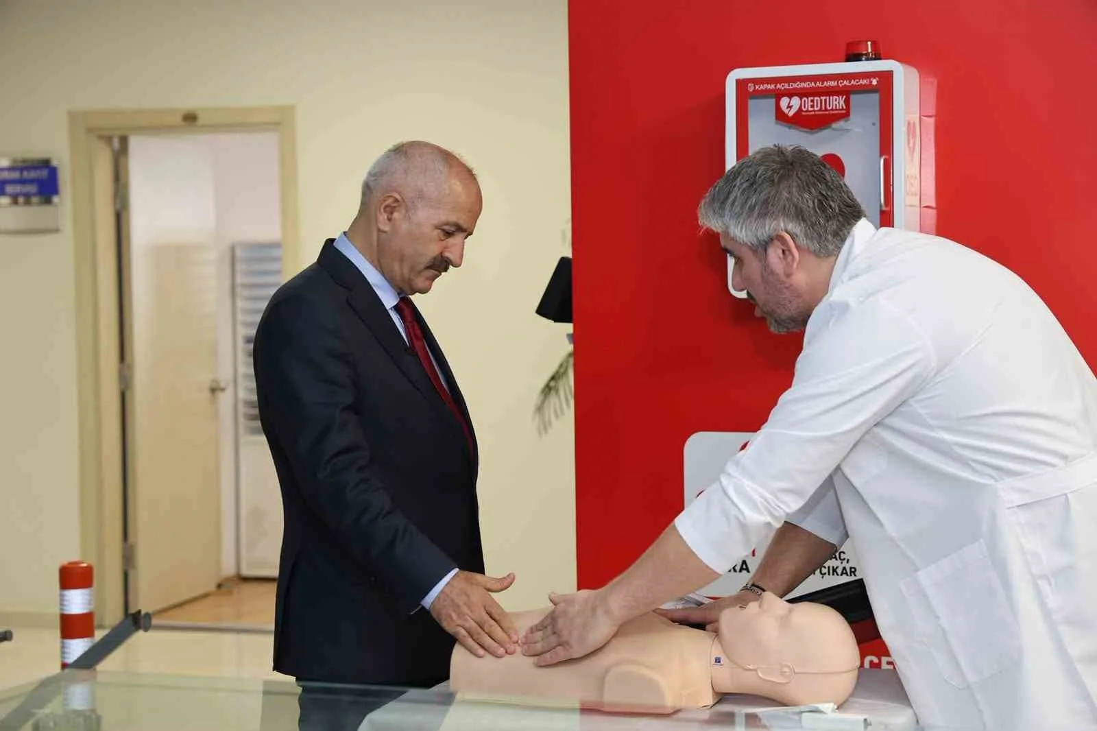 GEBZE’DE ANİ KALP DURMALARINDA HAYAT KURTARABİLECEK YENİ DÖNEM BAŞLIYOR. KENTİN YOĞUN NOKTALARINA YERLEŞTİRİLECEK OED CİHAZLARI, ACİL DURUMLARDA İLK MÜDAHALE İÇİN VATANDAŞLARIN KULLANIMINA SUNULACAK.