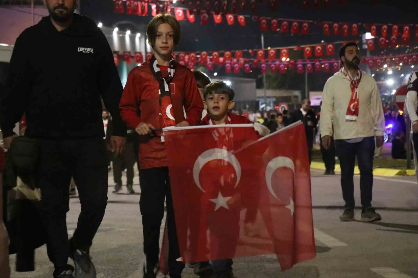 UEFA ULUSLAR A LİGİ 1. GRUP'TAKİ İLK MAÇINDA A MİLLİ FUTBOL TAKIMIN, KOCAELİ STADYUMU'NDA FRANSA İLE KARŞI KARŞIYA GELECEĞİ MAÇA DAKİKALAR KALA, STADYUM GİRİŞİNDE BİNLERCE TARAFTAR RENKLİ GÖRÜNTÜLER OLUŞTURDU.