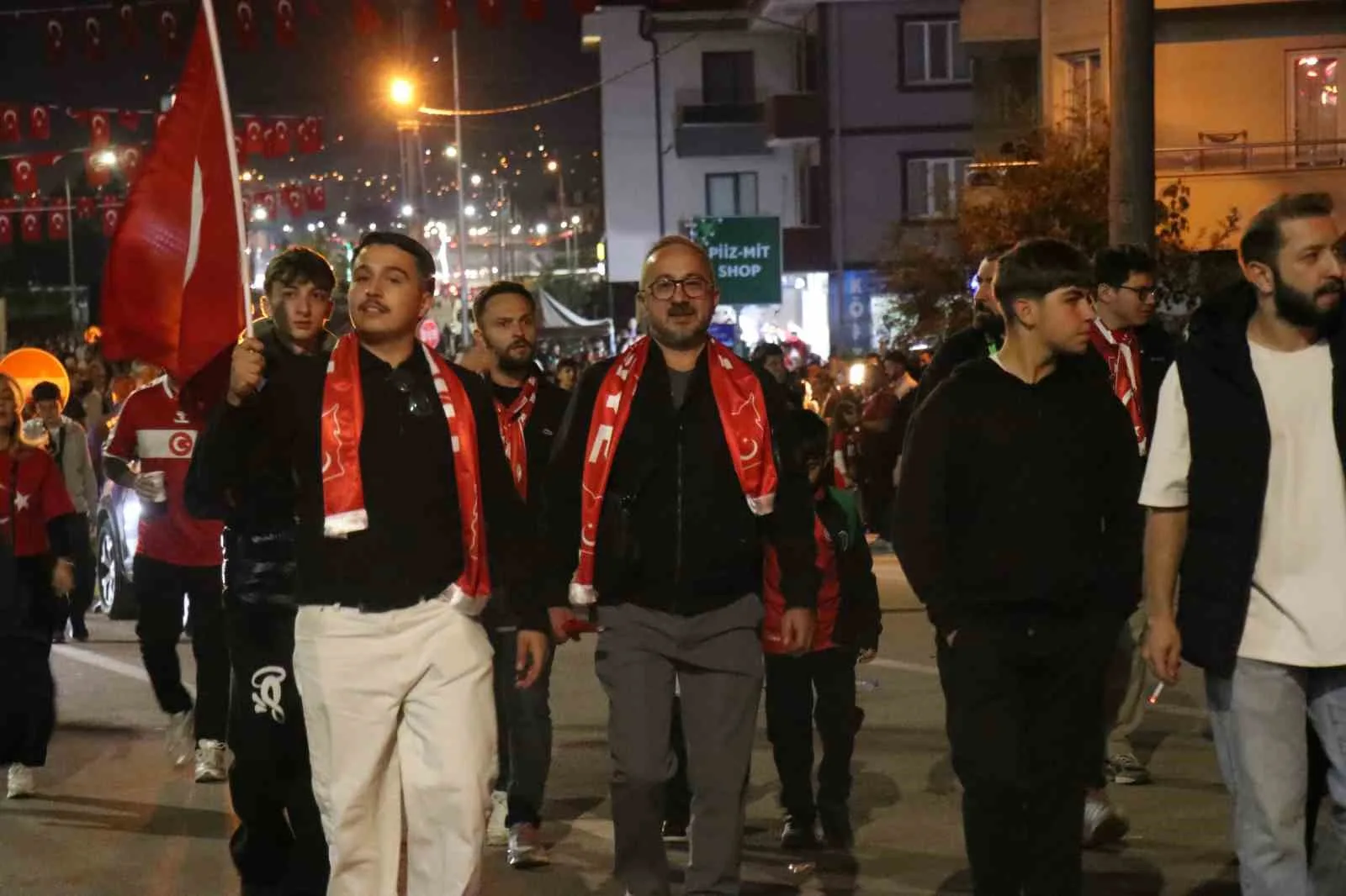 UEFA ULUSLAR A LİGİ 1. GRUP'TAKİ İLK MAÇINDA A MİLLİ FUTBOL TAKIMIN, KOCAELİ STADYUMU'NDA FRANSA İLE KARŞI KARŞIYA GELECEĞİ MAÇA DAKİKALAR KALA, STADYUM GİRİŞİNDE BİNLERCE TARAFTAR RENKLİ GÖRÜNTÜLER OLUŞTURDU.