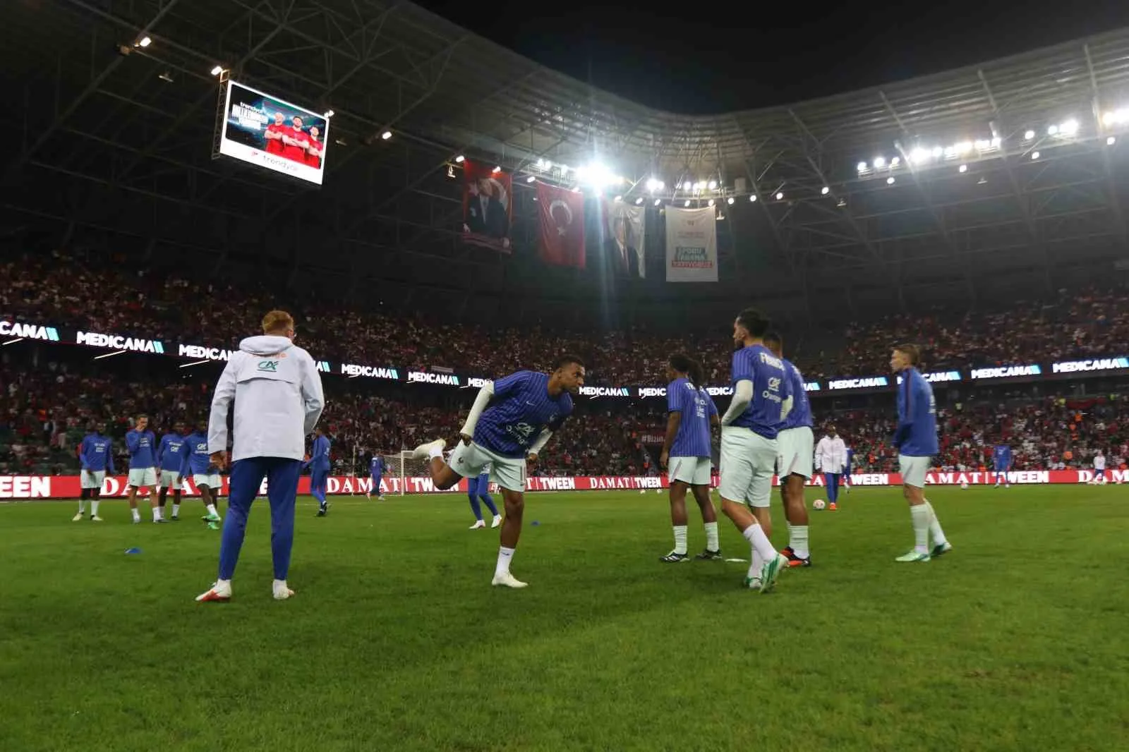 A MİLLİ FUTBOL TAKIMI, UEFA ULUSLAR A LİGİ 1. GRUP İLK MAÇINDA FRANSA İLE KOCAELİ'DE KARŞILAŞIYOR. MÜCADELENİN 15 DAKİKASI GOLSÜZ EŞİTLİKLE GEÇİLDİ.