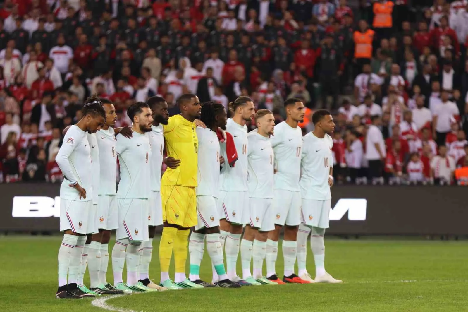 A MİLLİ FUTBOL TAKIMI, UEFA ULUSLAR A LİGİ 1. GRUP İLK MAÇINDA FRANSA İLE KOCAELİ'DE KARŞILAŞIYOR. MÜCADELENİN 15 DAKİKASI GOLSÜZ EŞİTLİKLE GEÇİLDİ.