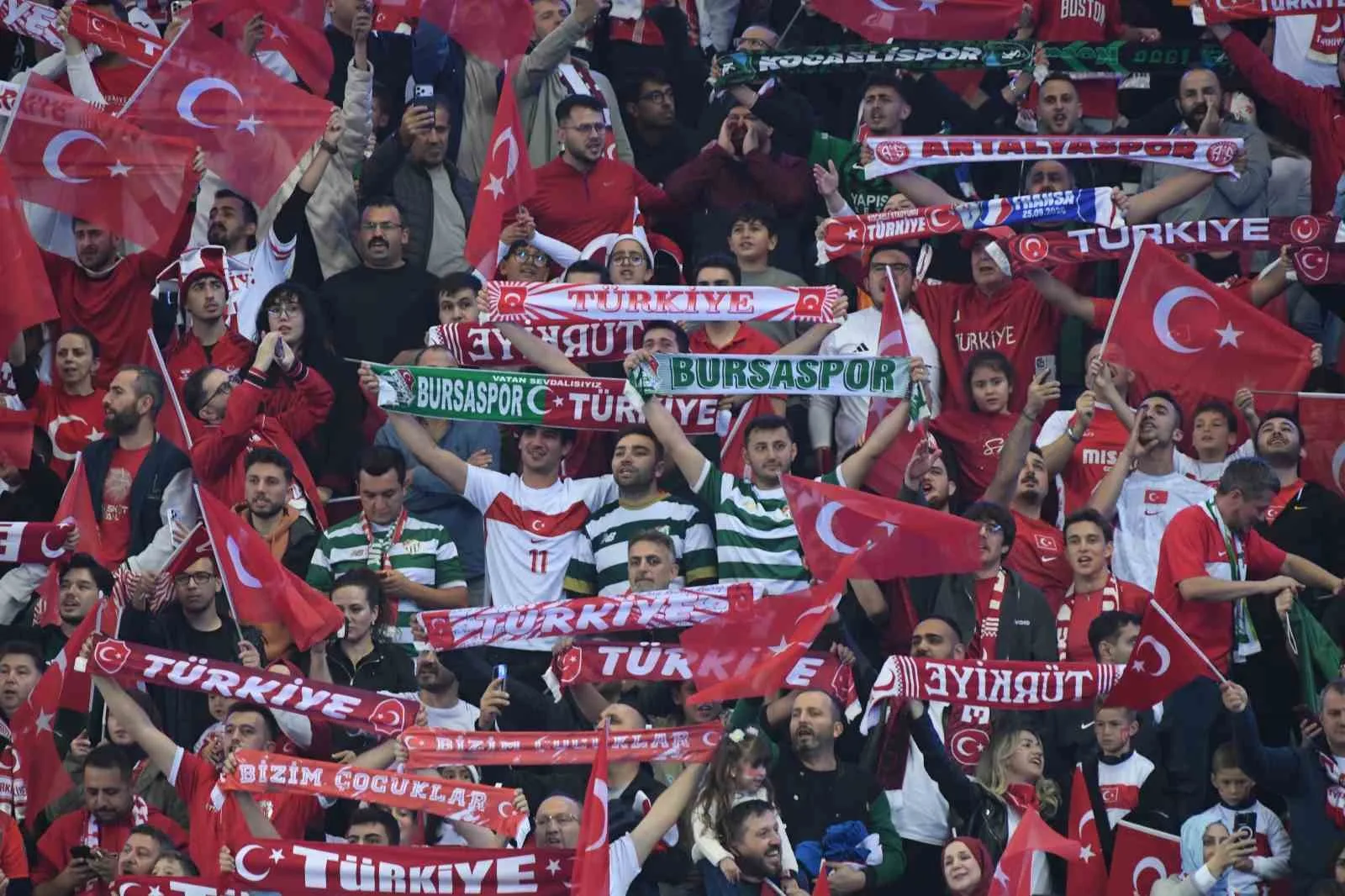 A MİLLİ FUTBOL TAKIMI, UEFA ULUSLAR A LİGİ 1. GRUP İLK MAÇINDA FRANSA İLE KOCAELİ'DE KARŞILAŞIYOR. MÜCADELENİN 15 DAKİKASI GOLSÜZ EŞİTLİKLE GEÇİLDİ.