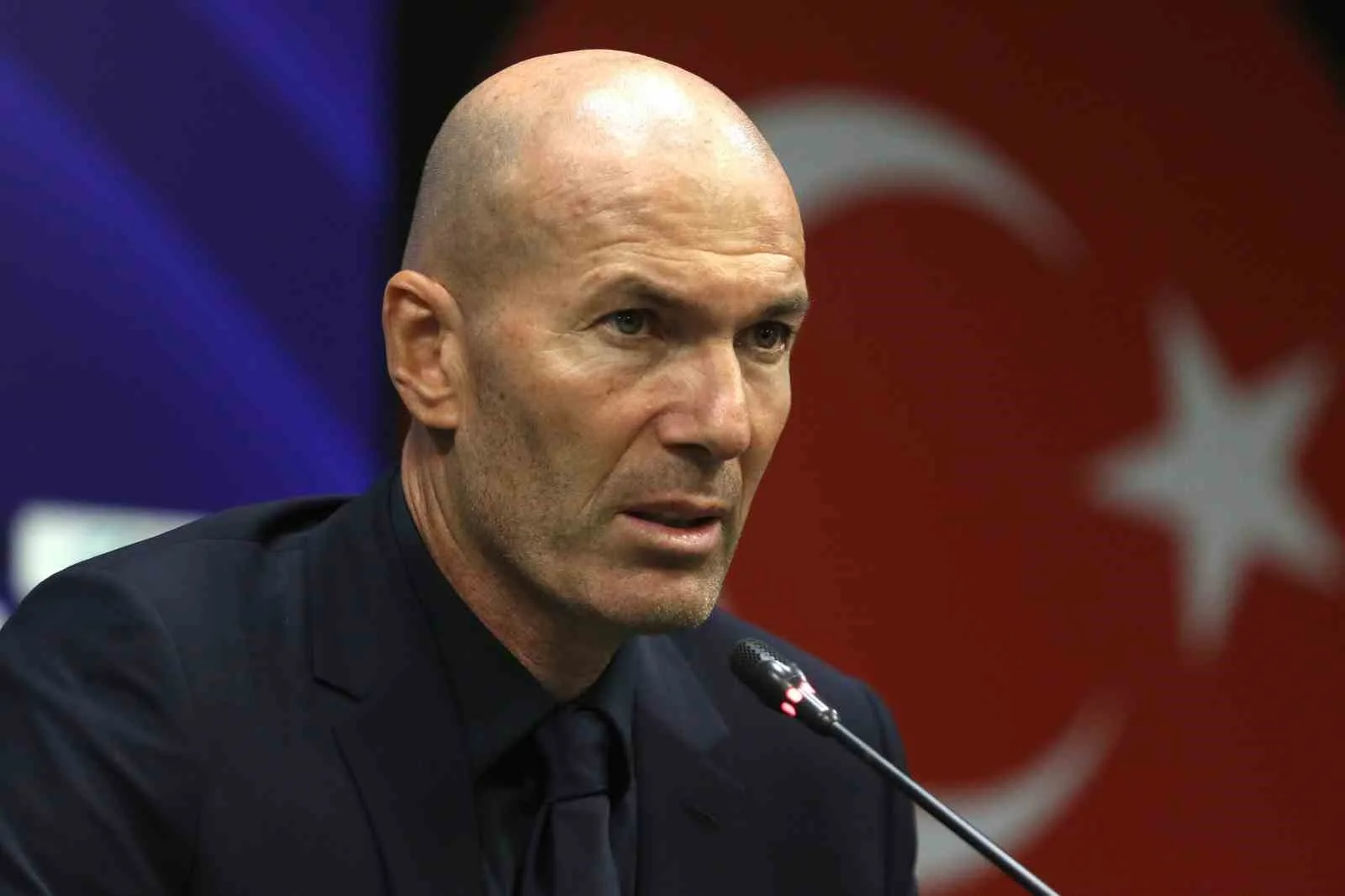 FRANSA A MİLLİ FUTBOL TAKIMI TEKNİK DİREKTÖRÜ ZİNEDİNE ZİDANE MAÇIN ARDINDAN MAÇIN ARDINDAN MBAPPE’NİN SAKATLIĞI NEDENİYLE MİLLİ TAKIM KAMPINDAN AYRILMAK ZORUNDA KALDIĞINI AÇIKLADI. PROTOKOL NEDENİYLE SAHAYA GEÇ ÇIKMASINI ALIŞIK OLMADIĞI PROTOKOLE BAĞLAYAN ZİDANE AYRICA "BUGÜN BİZE GALİBİYETİ GETİREN BİREYSEL OYUNCULARIN OLUŞTURDUĞU TAKIM RUHU" DEDİ.