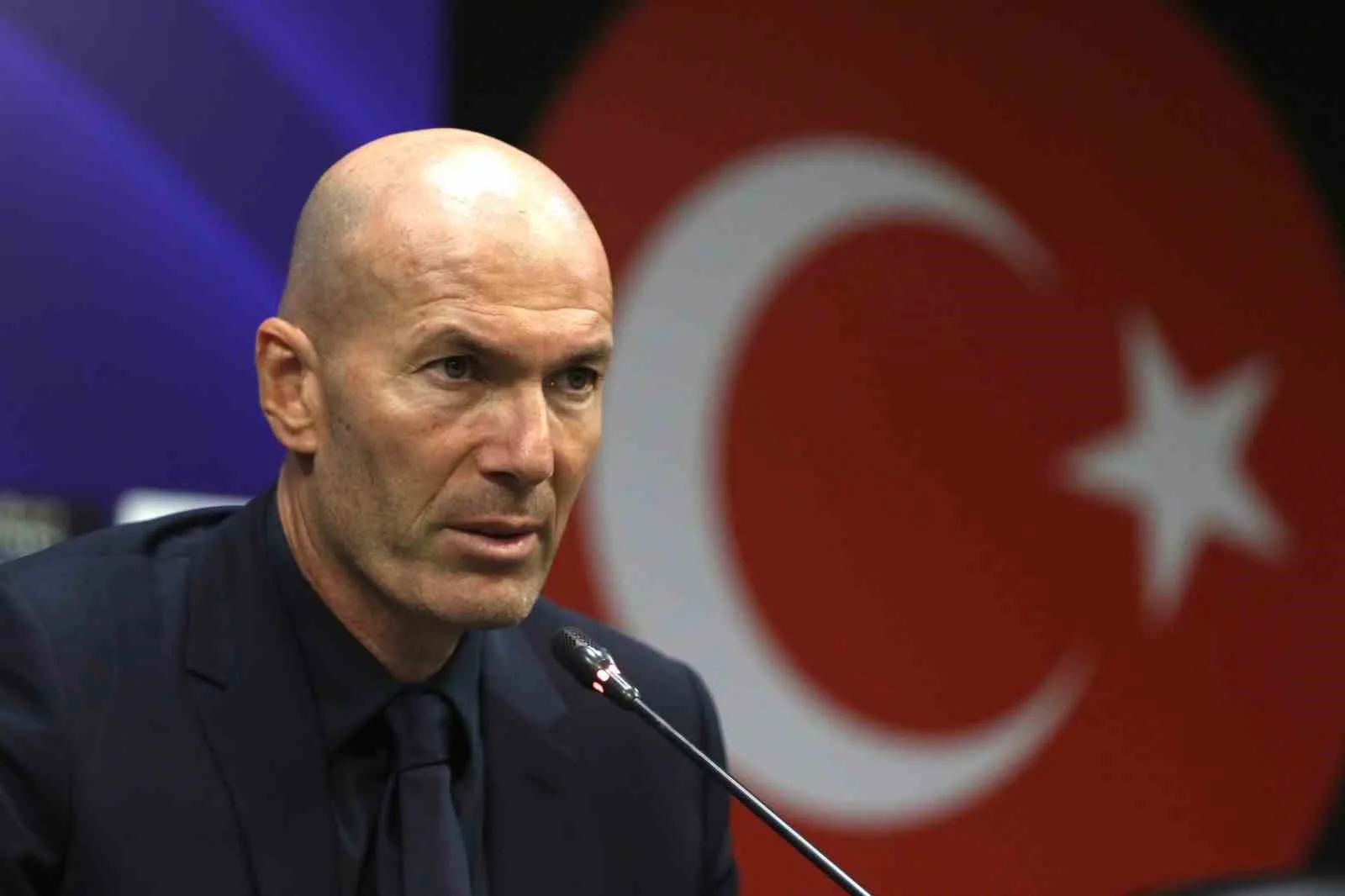 FRANSA A MİLLİ FUTBOL TAKIMI TEKNİK DİREKTÖRÜ ZİNEDİNE ZİDANE MAÇIN ARDINDAN MAÇIN ARDINDAN MBAPPE’NİN SAKATLIĞI NEDENİYLE MİLLİ TAKIM KAMPINDAN AYRILMAK ZORUNDA KALDIĞINI AÇIKLADI. PROTOKOL NEDENİYLE SAHAYA GEÇ ÇIKMASINI ALIŞIK OLMADIĞI PROTOKOLE BAĞLAYAN ZİDANE AYRICA "BUGÜN BİZE GALİBİYETİ GETİREN BİREYSEL OYUNCULARIN OLUŞTURDUĞU TAKIM RUHU" DEDİ.